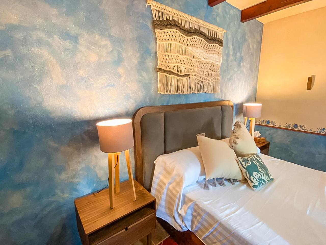 Queen Room with extra bed - Photo 10