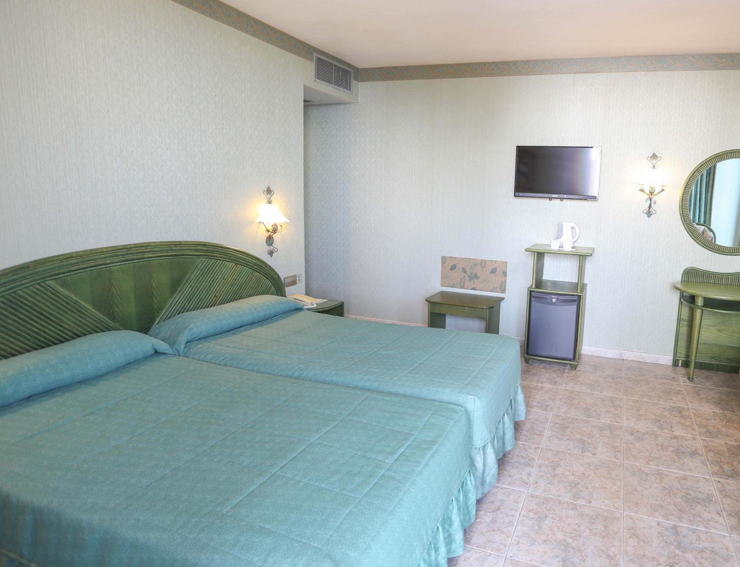 Double or Twin Room with Side Sea View - Photo 6