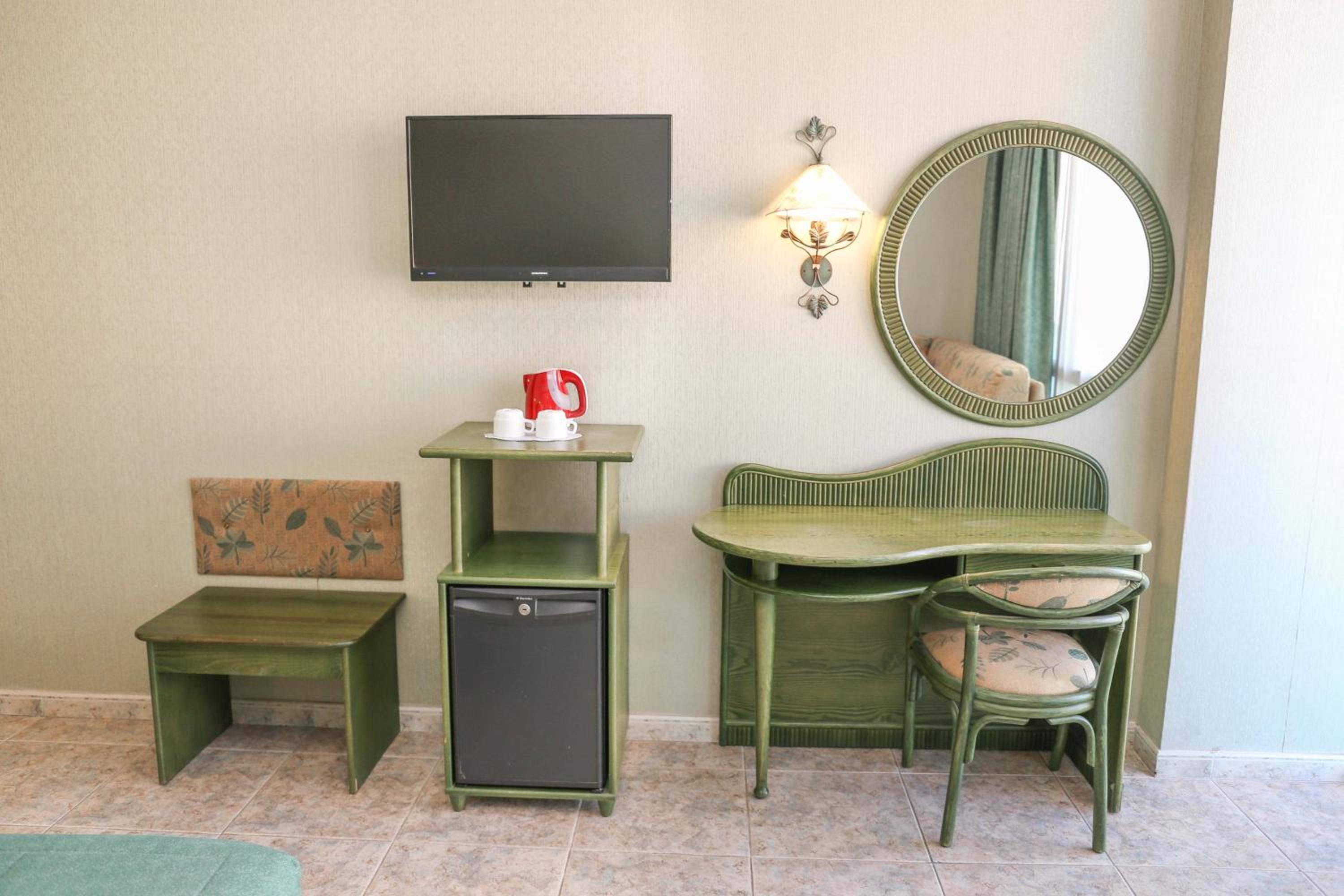 Double or Twin Room with Side Sea View - Photo 7