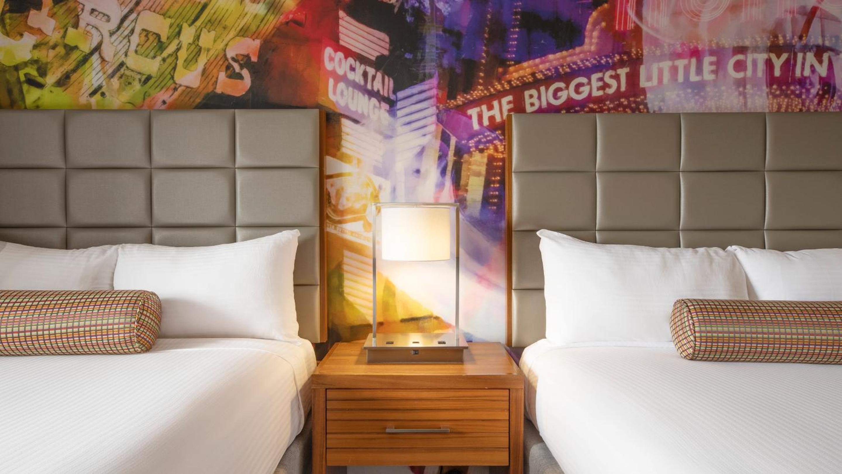 Luxury Premium Room 2 Queen Non-Smoking - Photo 4