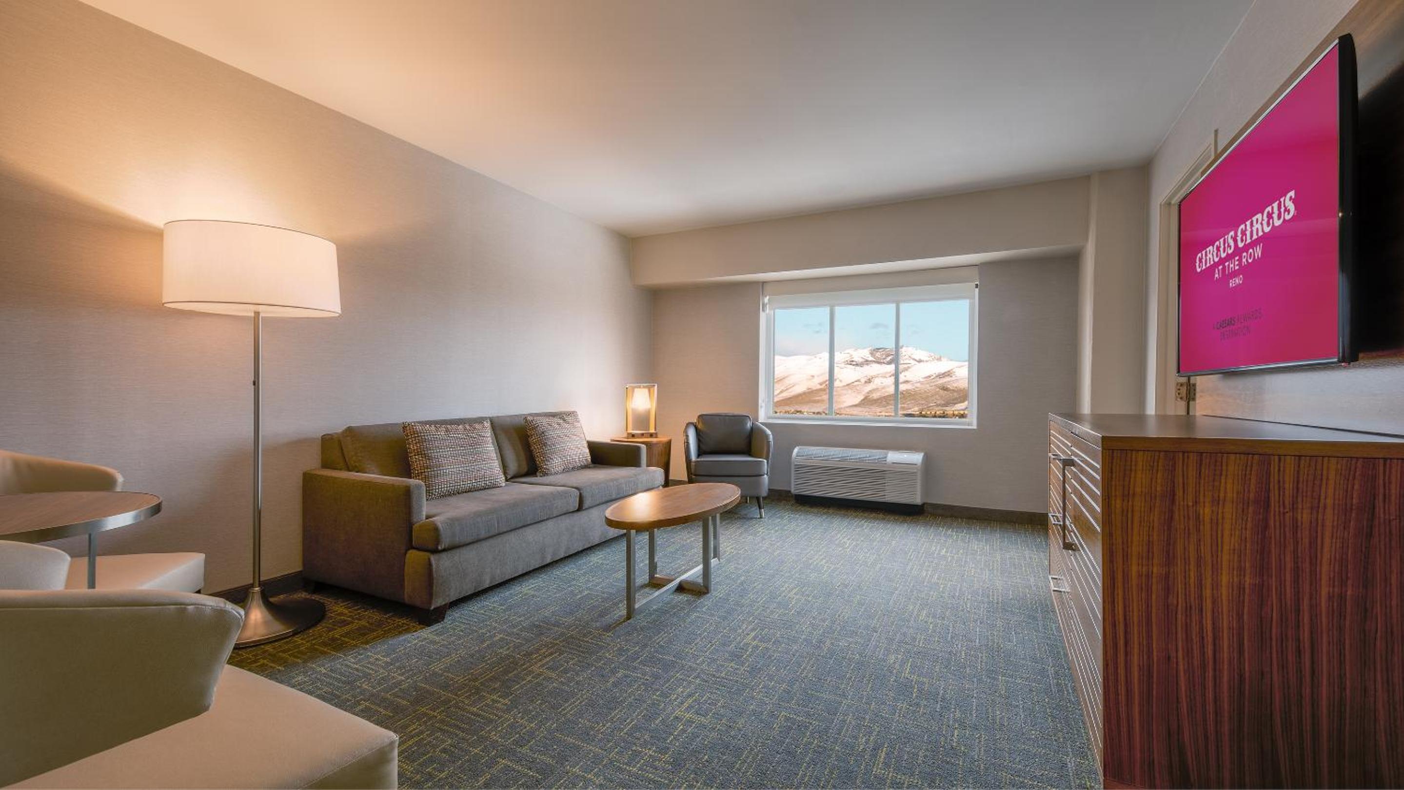 Mini Suite High Floor 1 King Non-Smoking - Photo 3