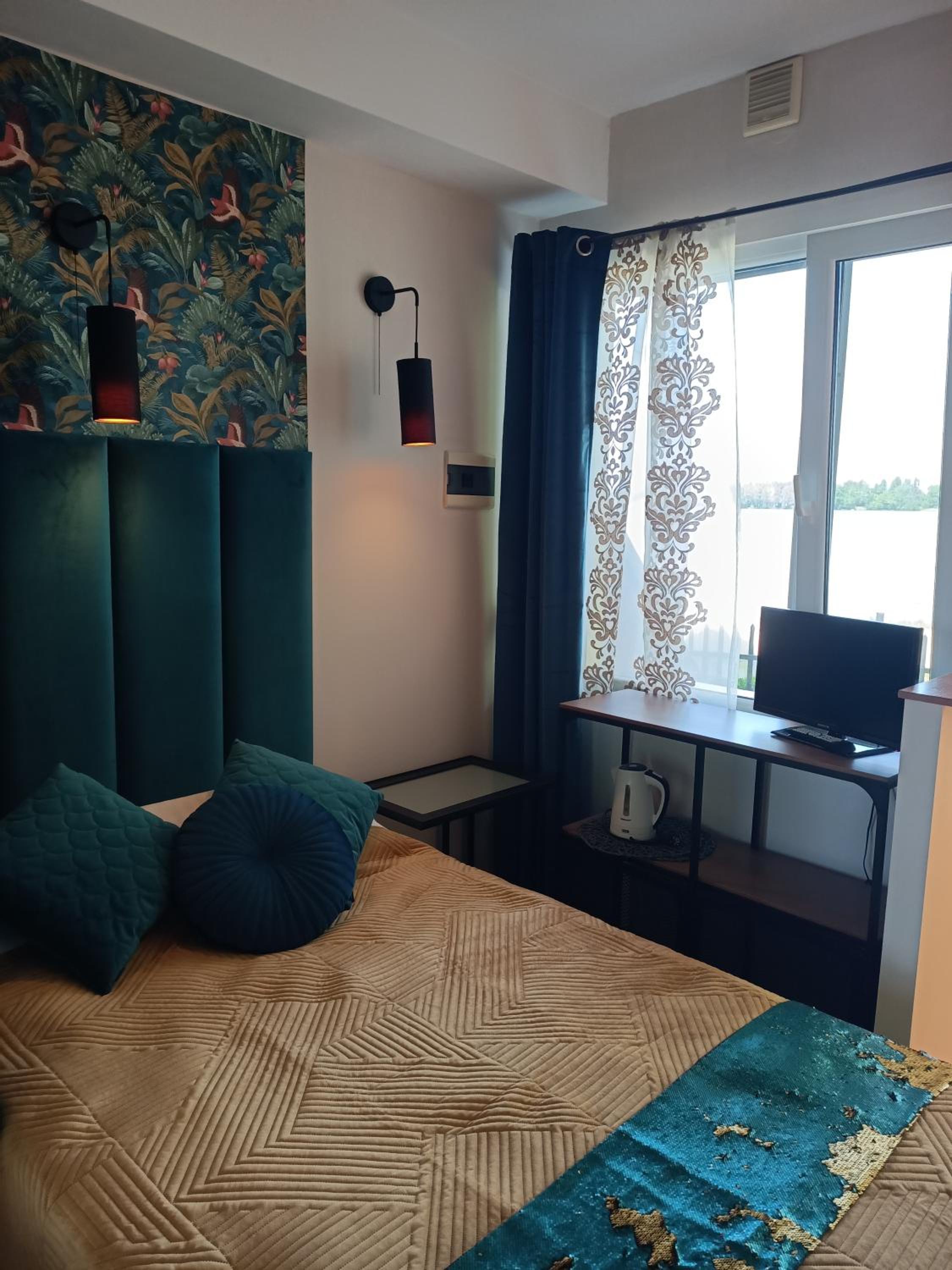 Double Room with Lake View - Photo 5