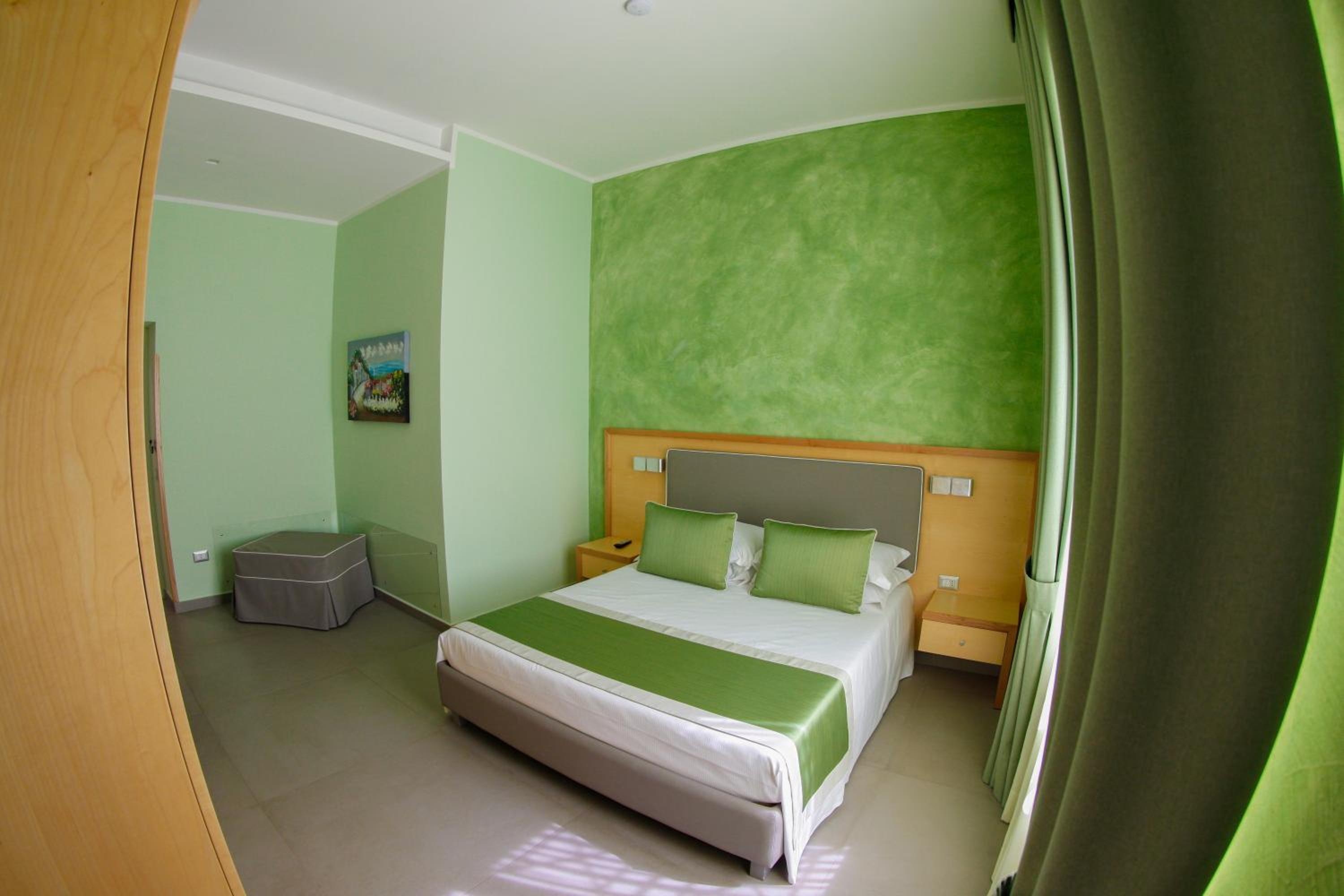 Deluxe Triple Room - Photo 11