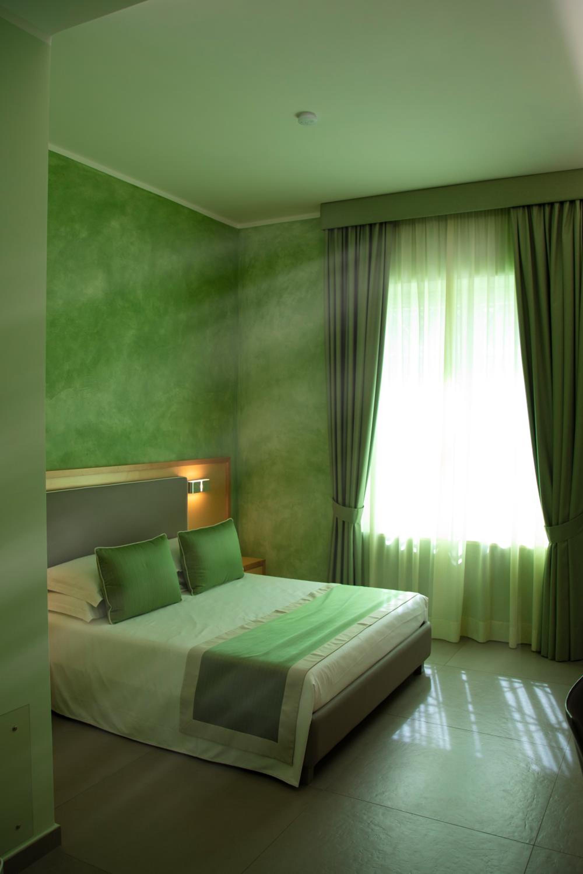 Deluxe Triple Room - Photo 10