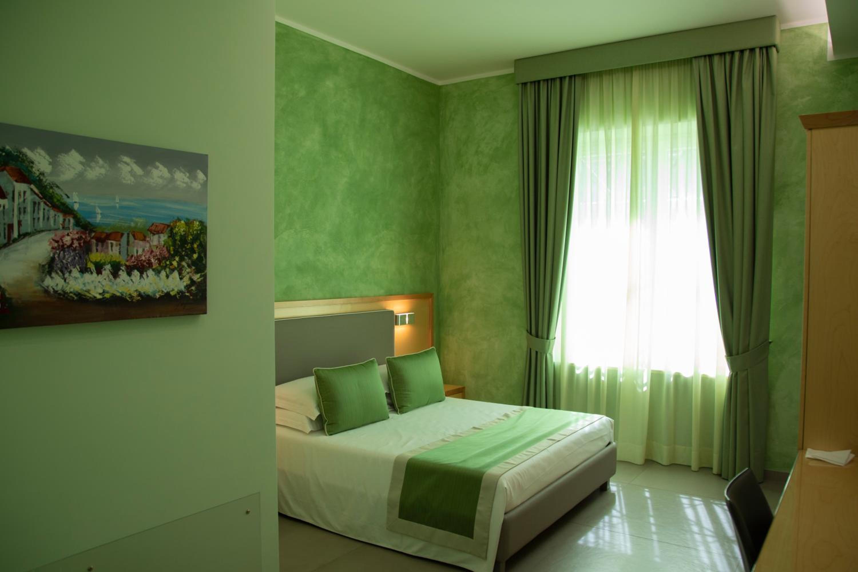 Deluxe Triple Room - Photo 12
