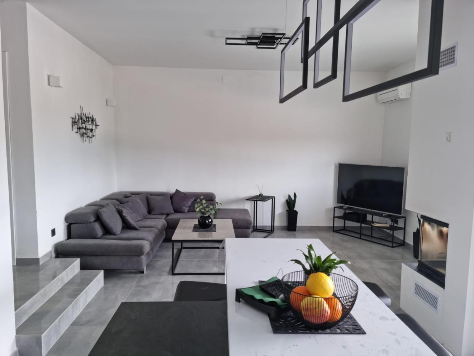 Villa photo 1