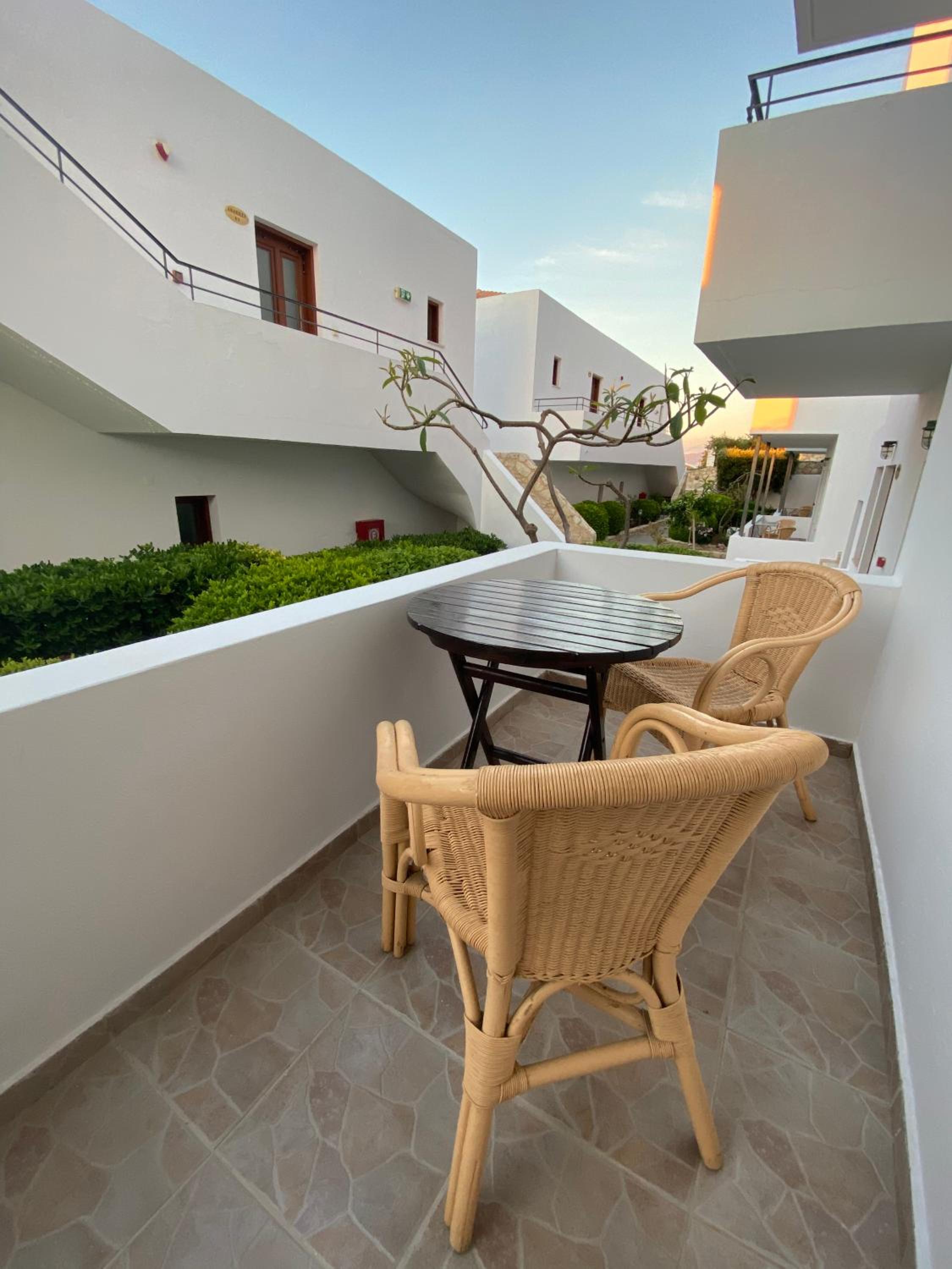 Junior Suite with Garden View (2 Adults) - Photo 7