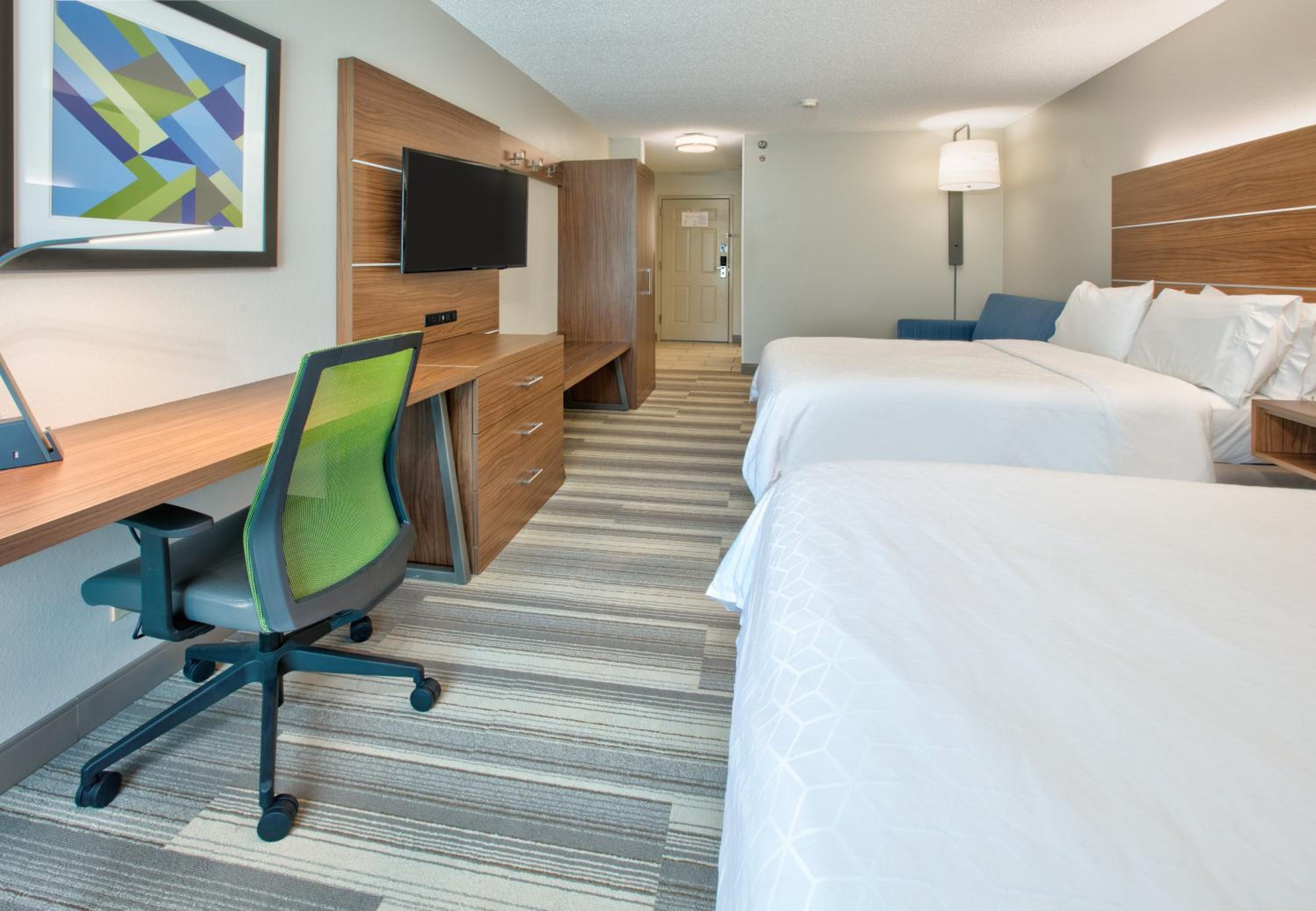 Standard Queen Room with Two Queen Beds - Extra Floor Space - Photo 5
