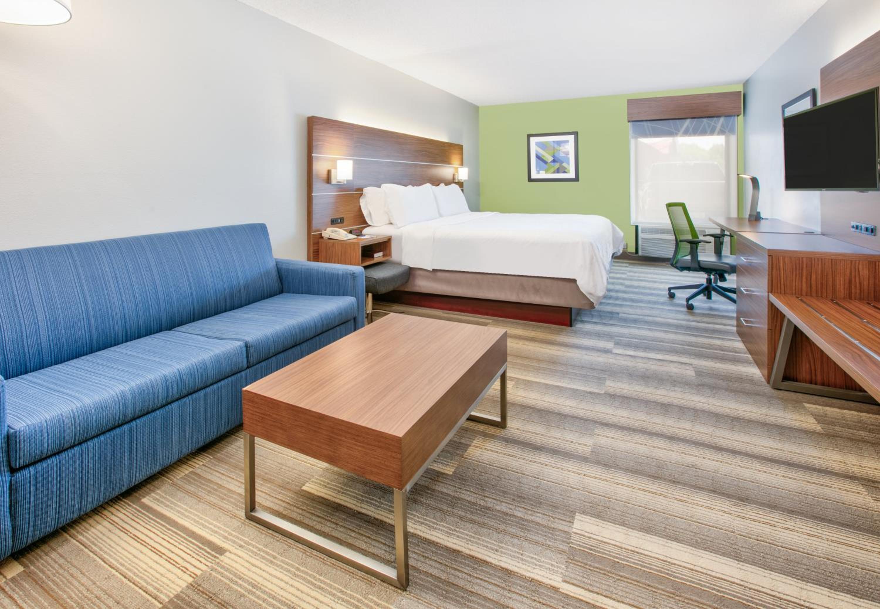 Standard King Room with Extra Space - Photo 4
