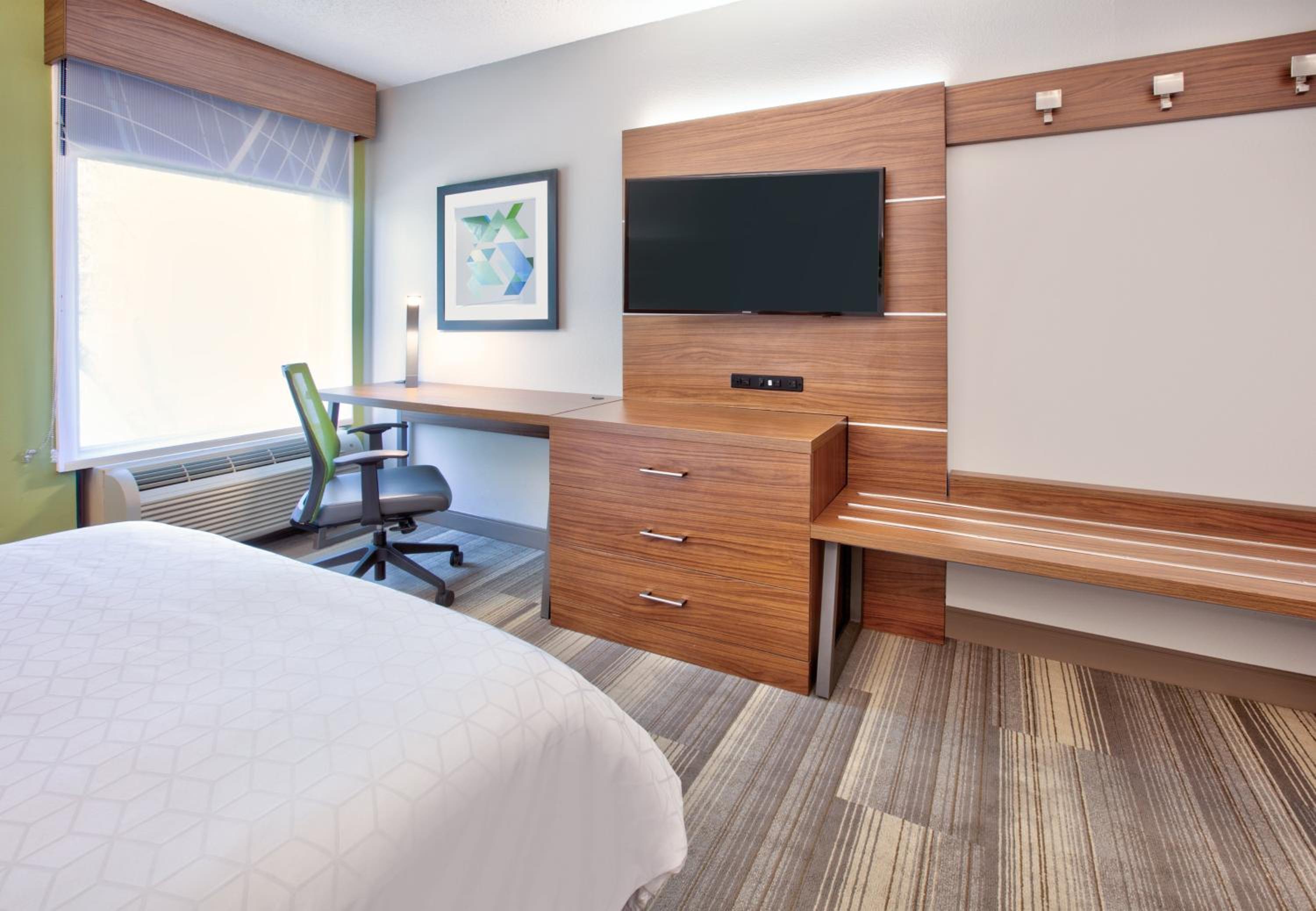 Standard Queen Room with Two Queen Beds - Photo 3