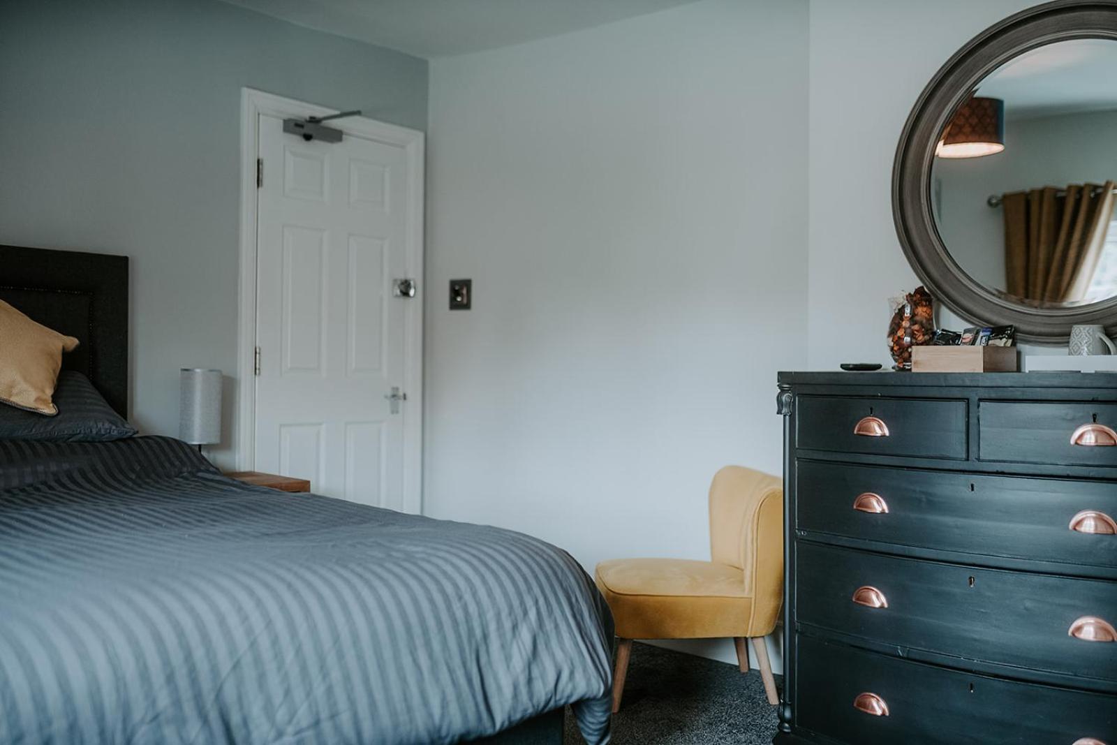 Deluxe King Room - Photo 9