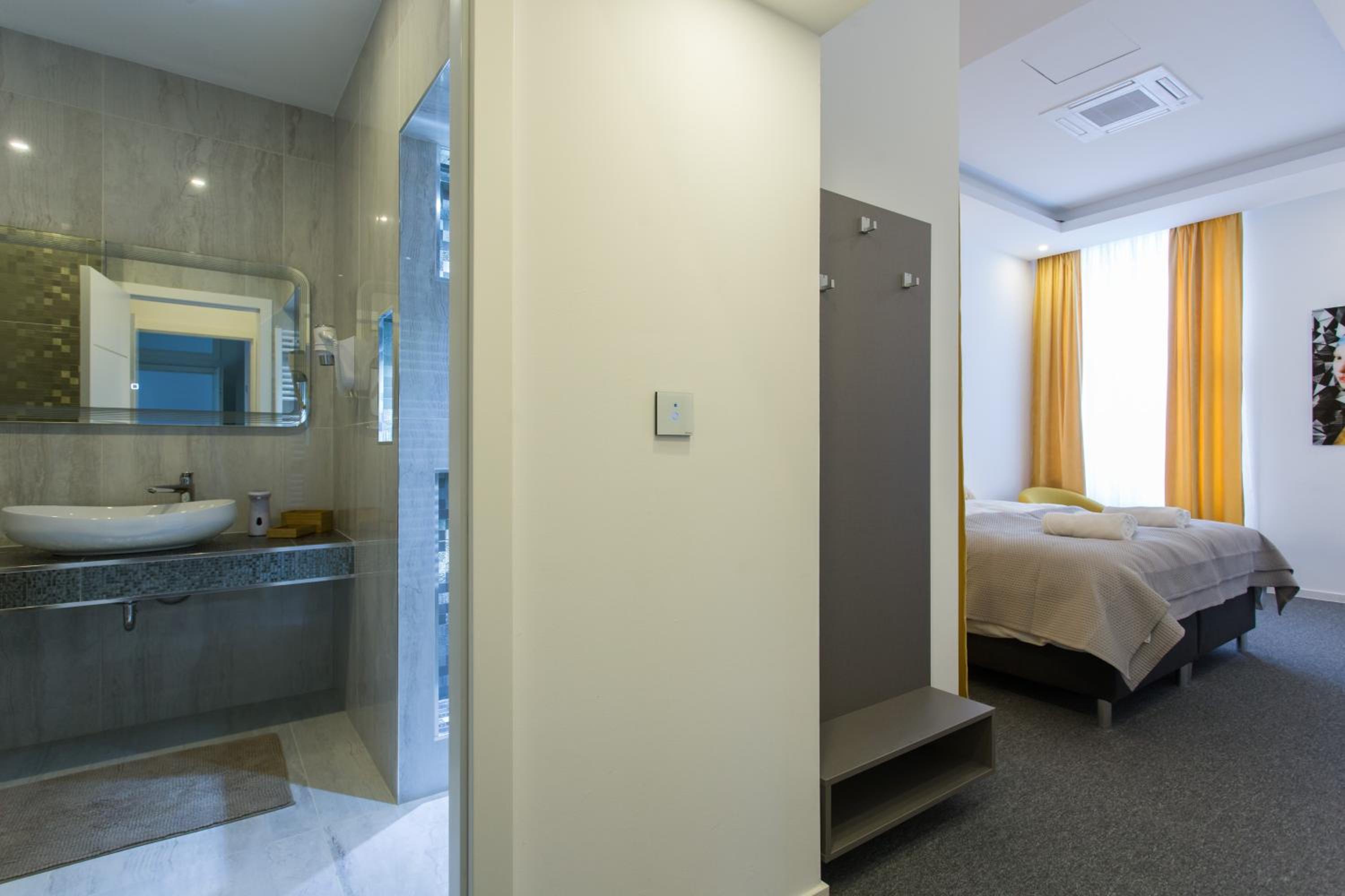 Deluxe Double Room - Photo 18