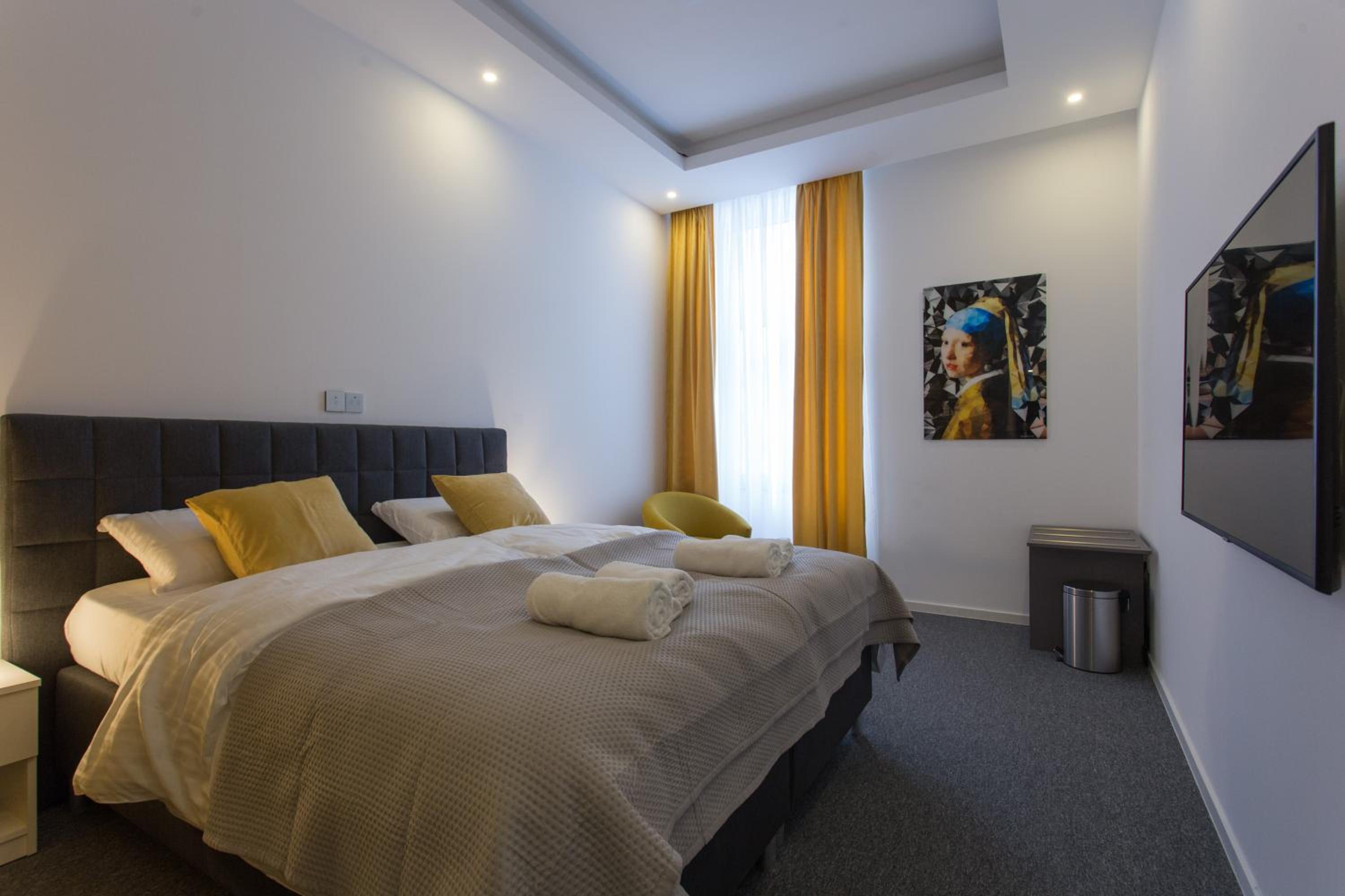Deluxe Double Room - Photo 23