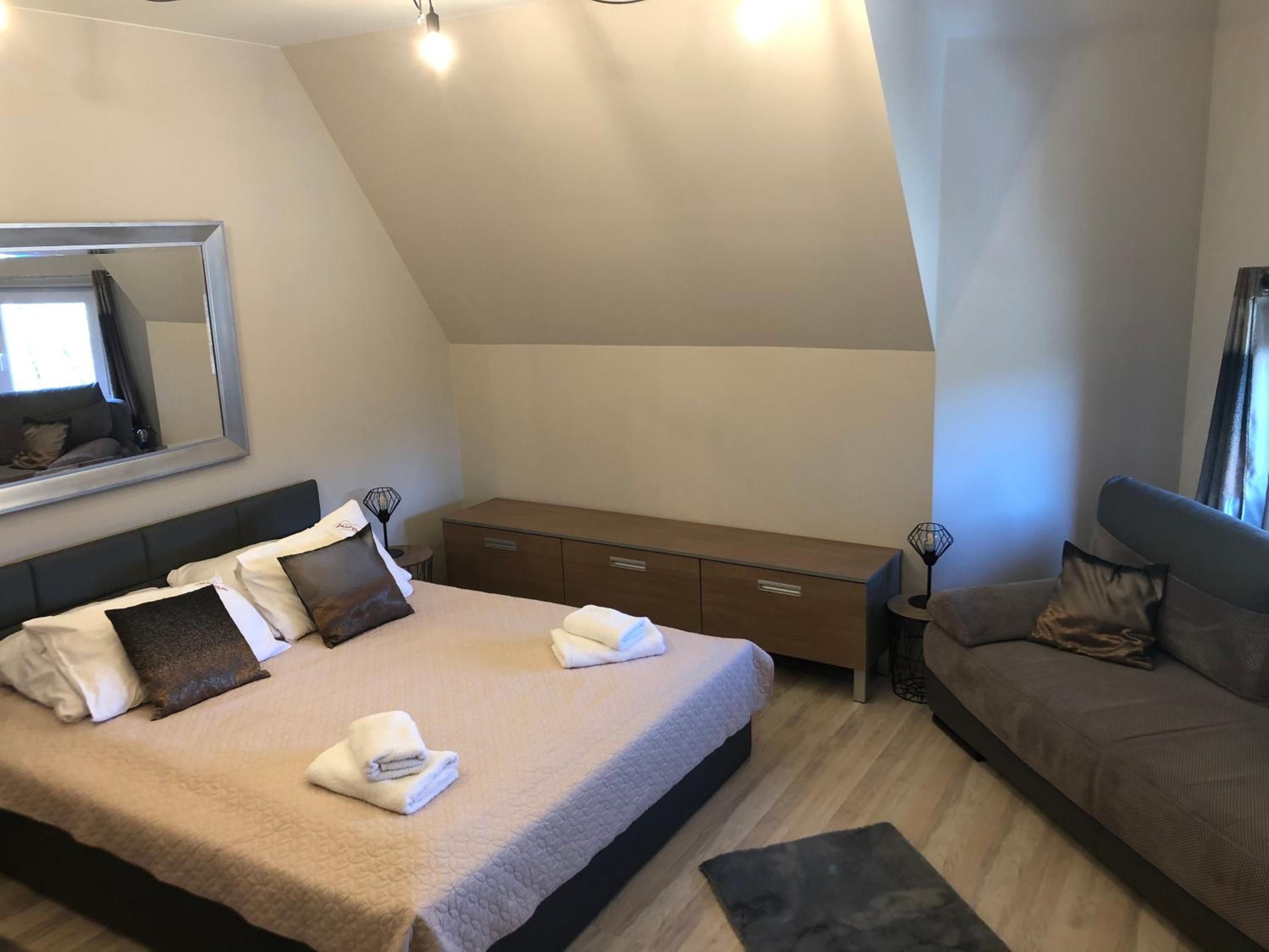 Deluxe One-Bedroom Apartment photo 2