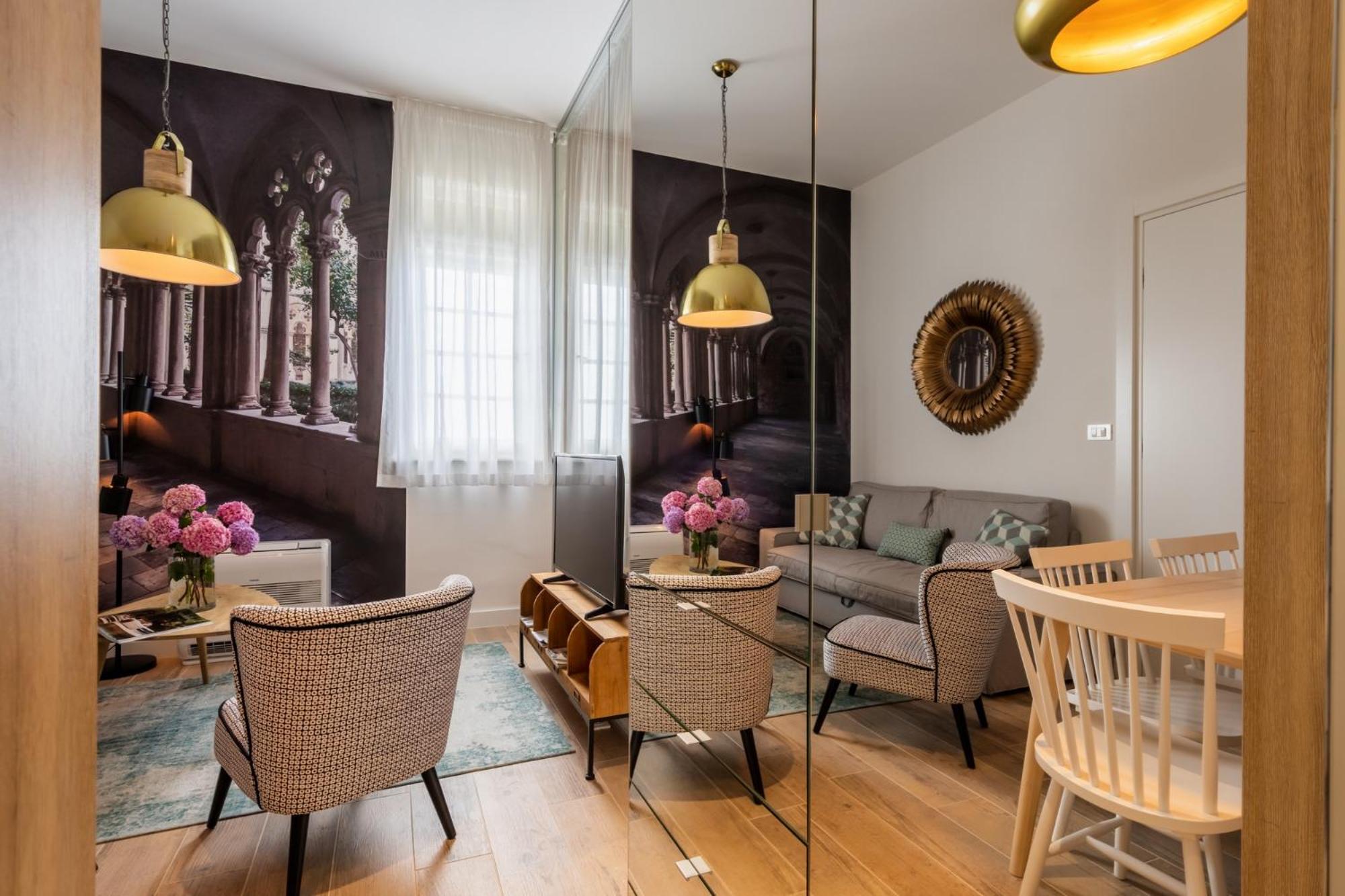 Deluxe One-Bedroom Apartment
