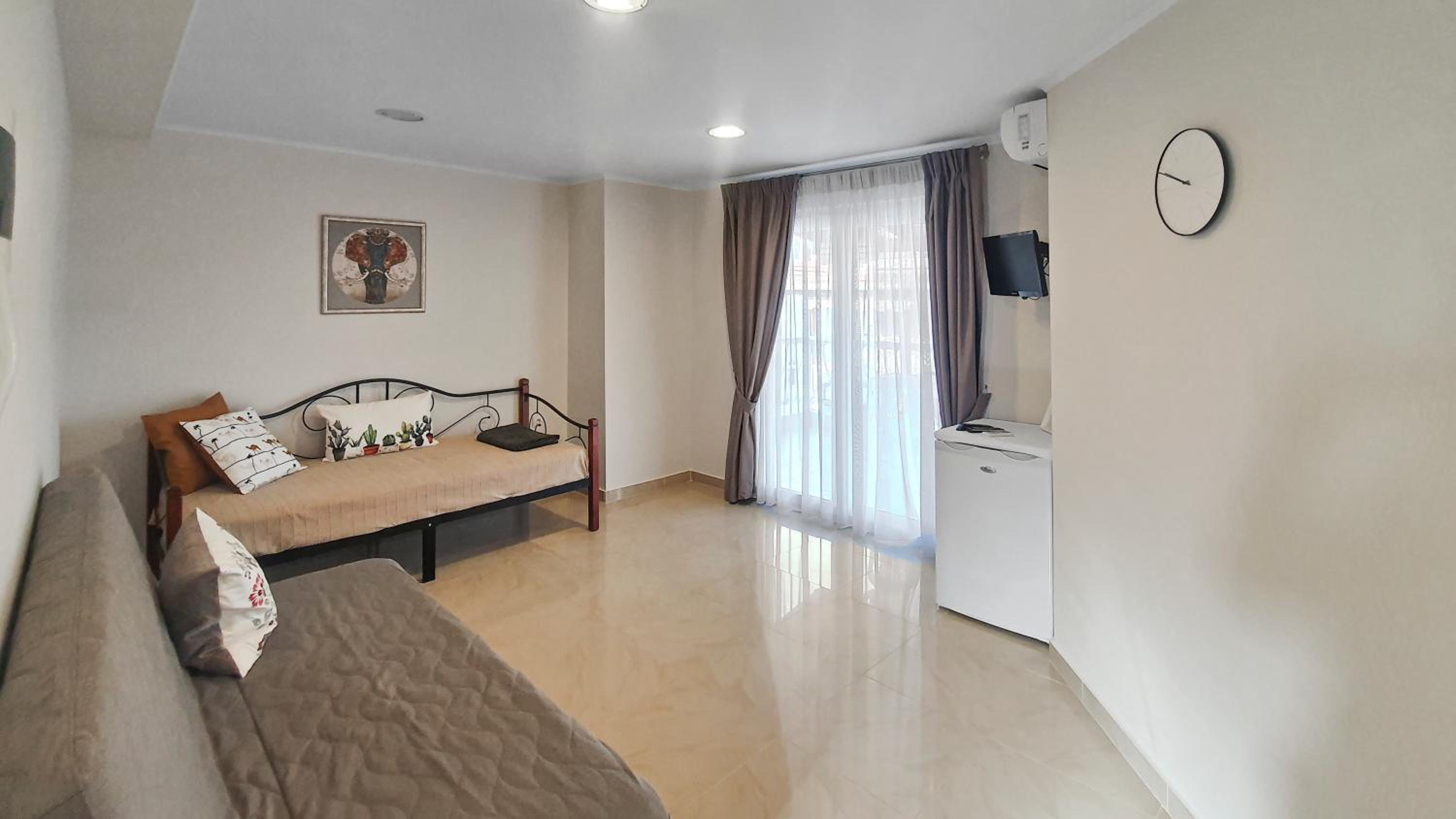 One-Bedroom Apartment - Photo 2