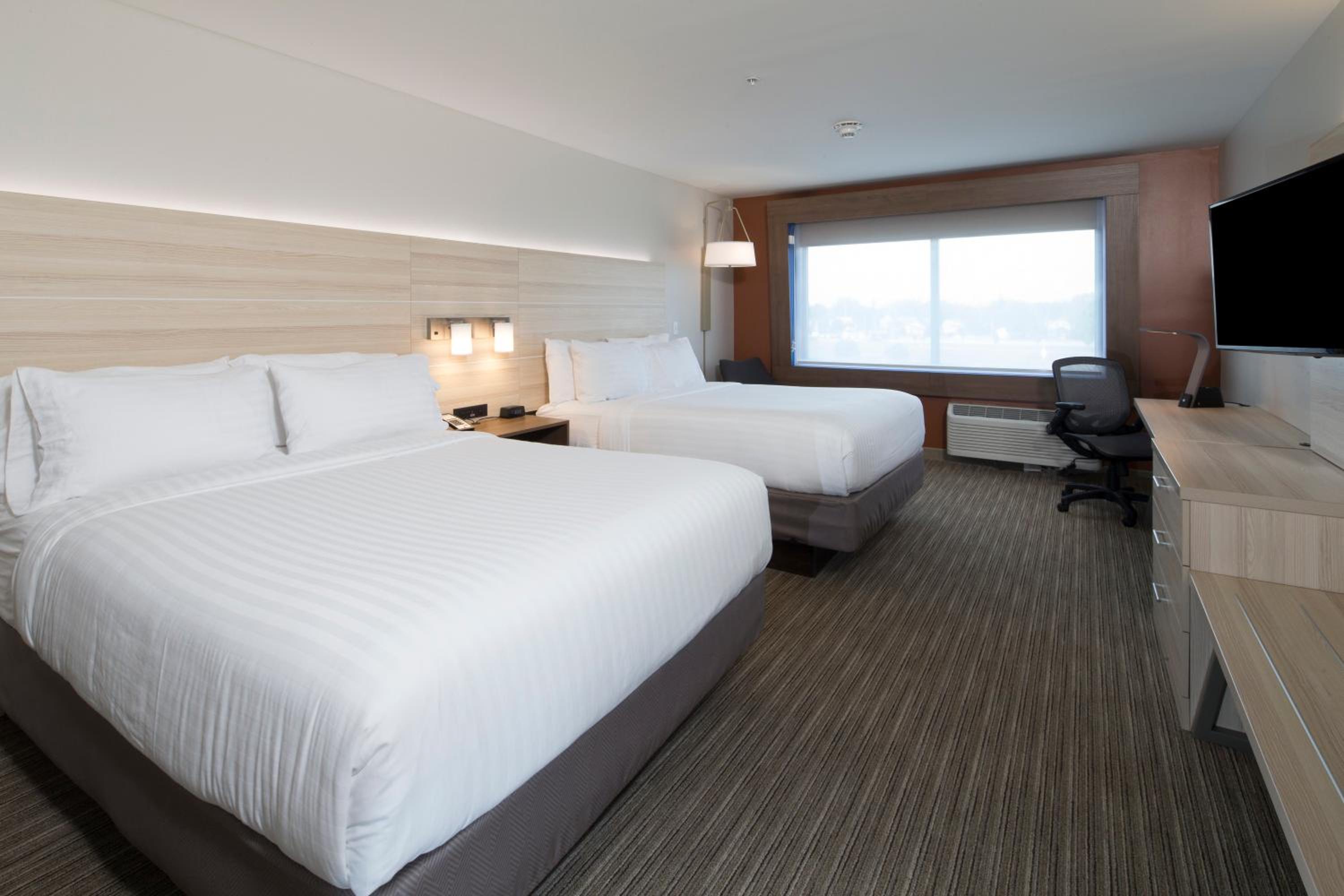 Standard Queen Room with Two Queen Beds - Photo 3