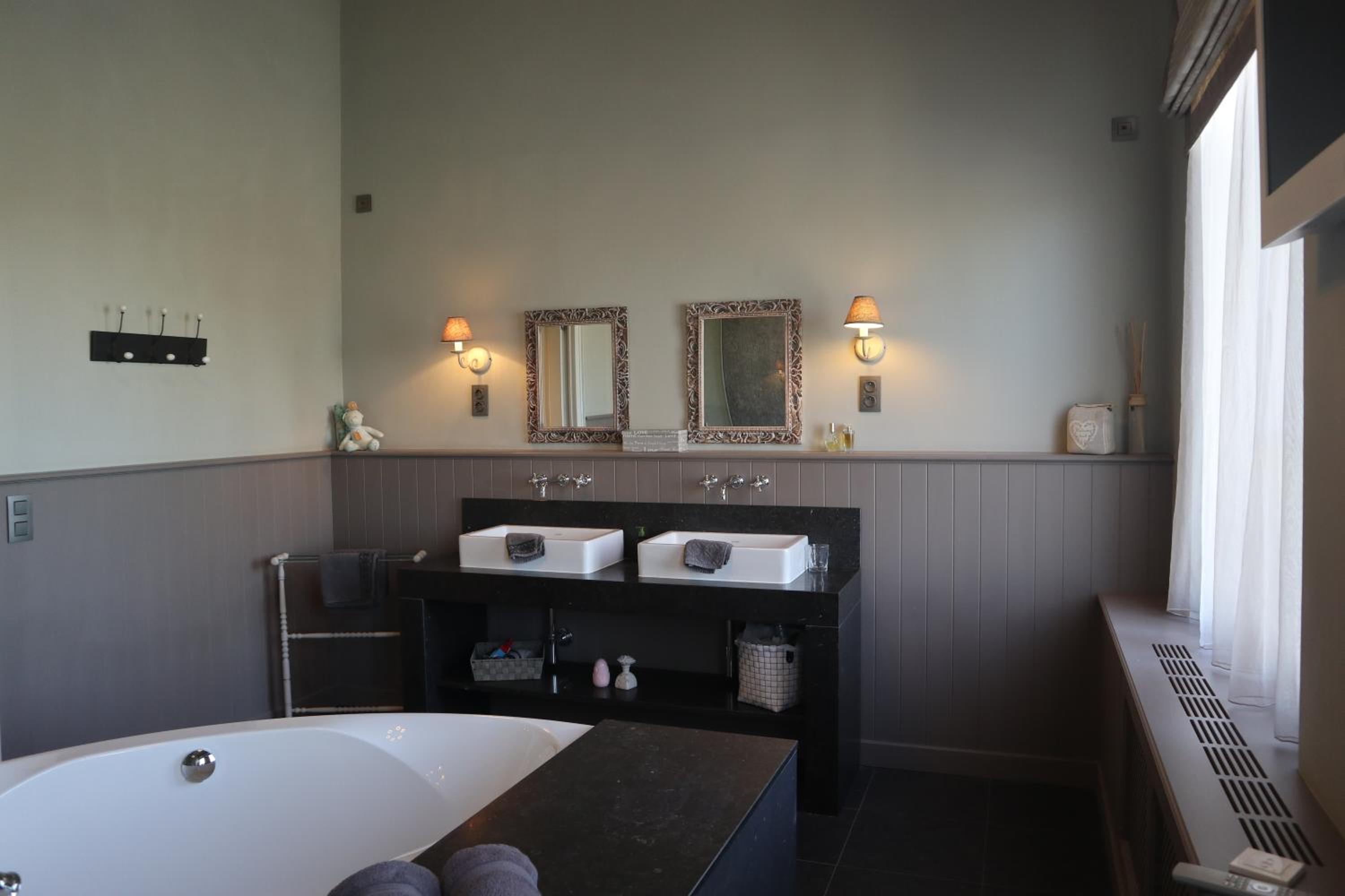 Deluxe Queen Suite photo 3