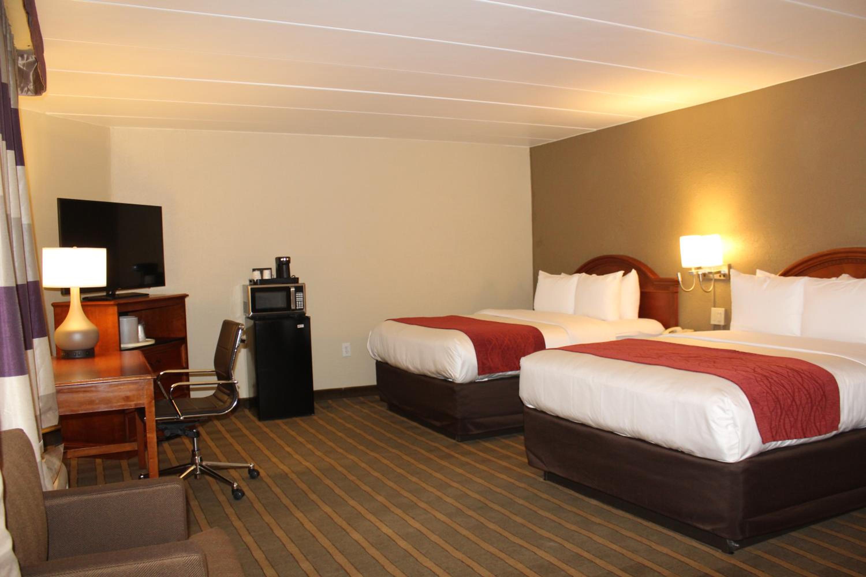 Standard Queen Room with Two Queen Beds - Non-Smoking photo 3