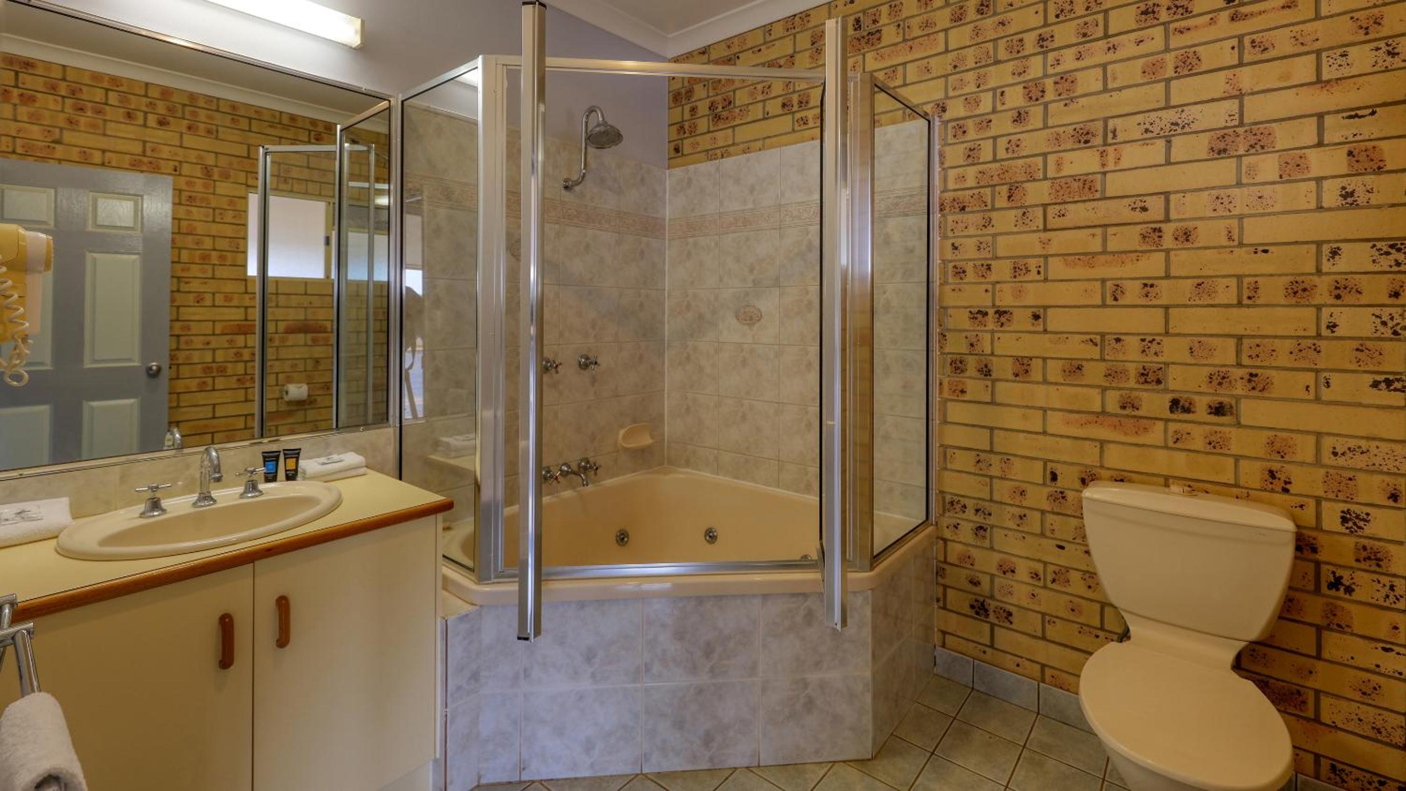 Double Room with Spa Bath photo 3