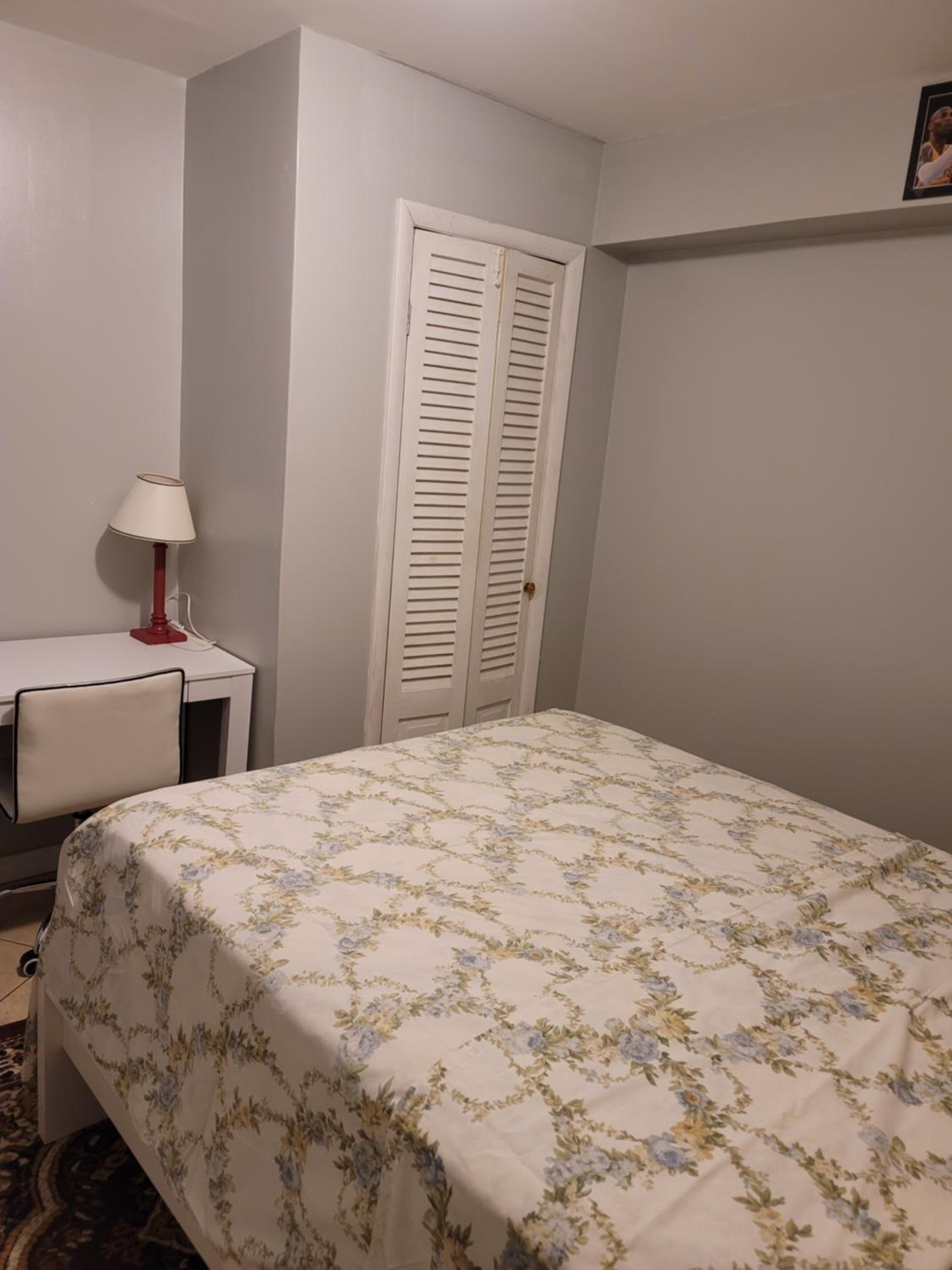 Queen Room With Shared Bathroom photo 1