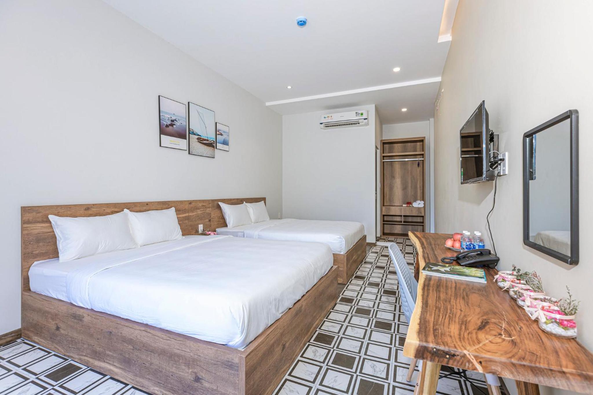 Deluxe Queen Room - Photo 12