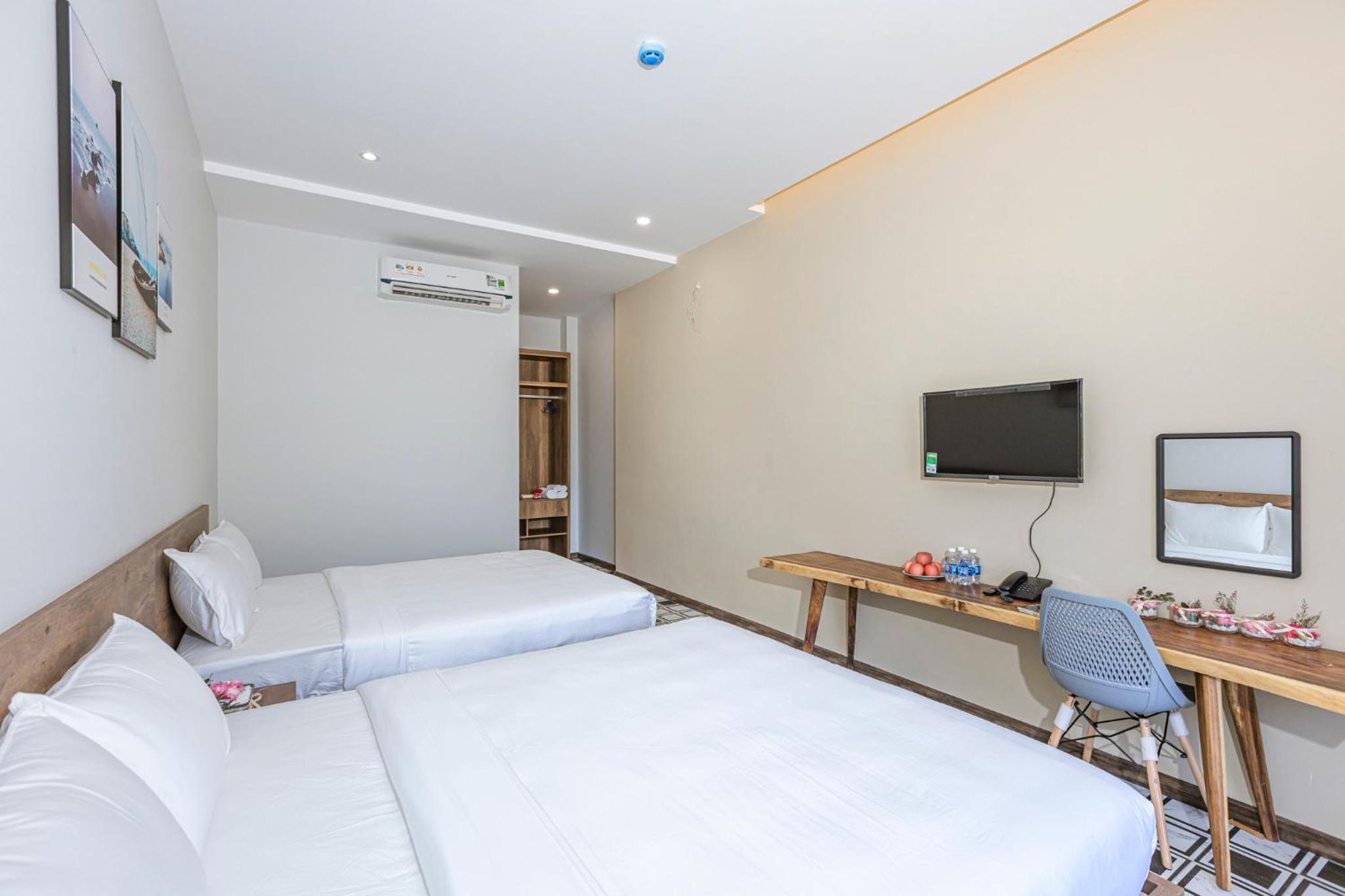 Deluxe Queen Room - Photo 13