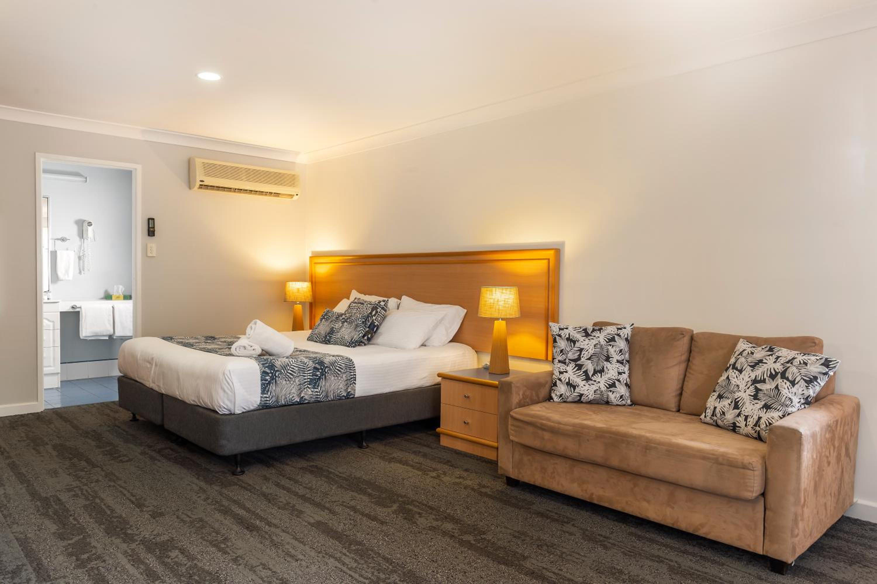 Superior King Suite photo 1