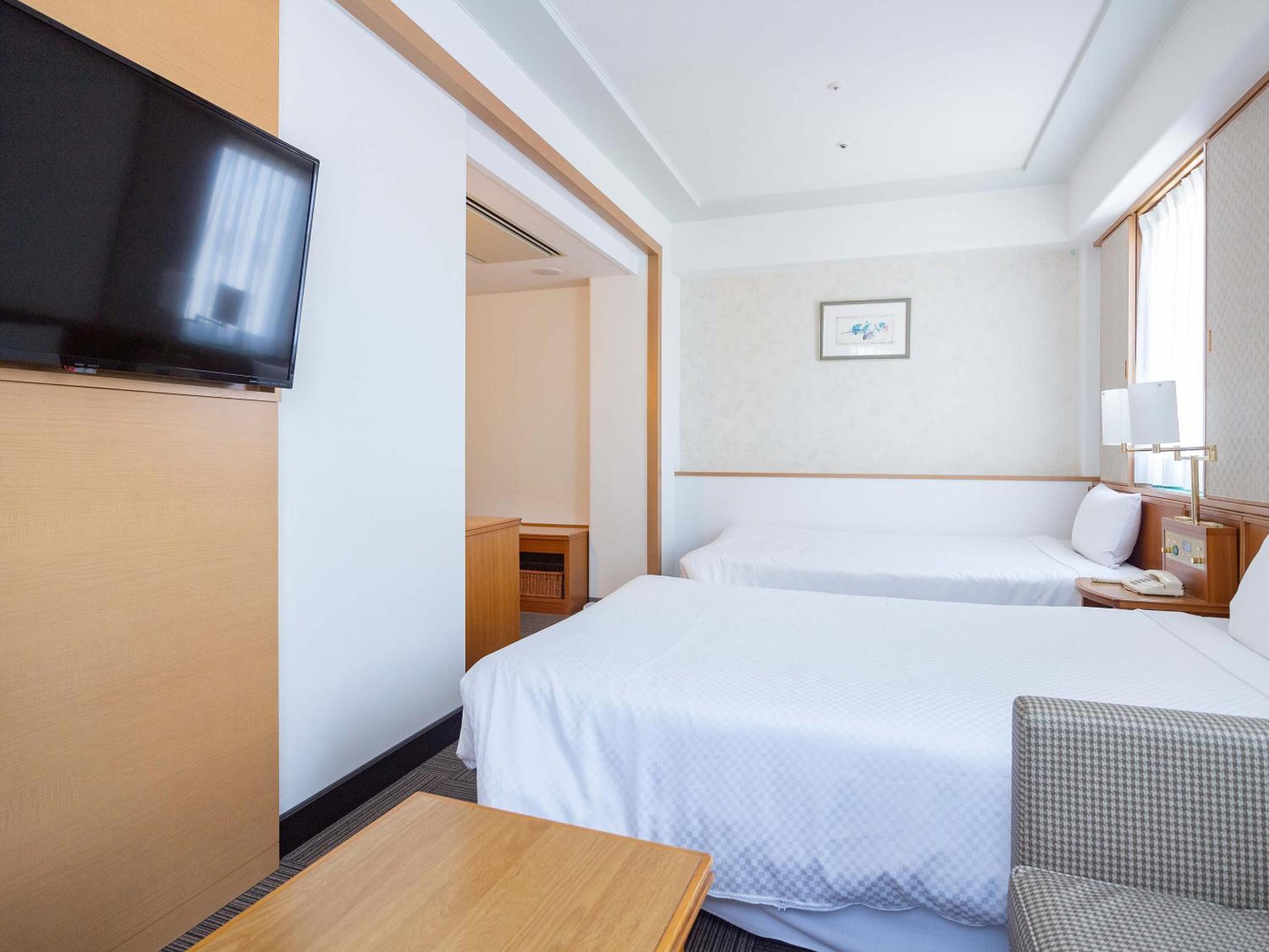 Twin Room - Non-Smoking photo 2