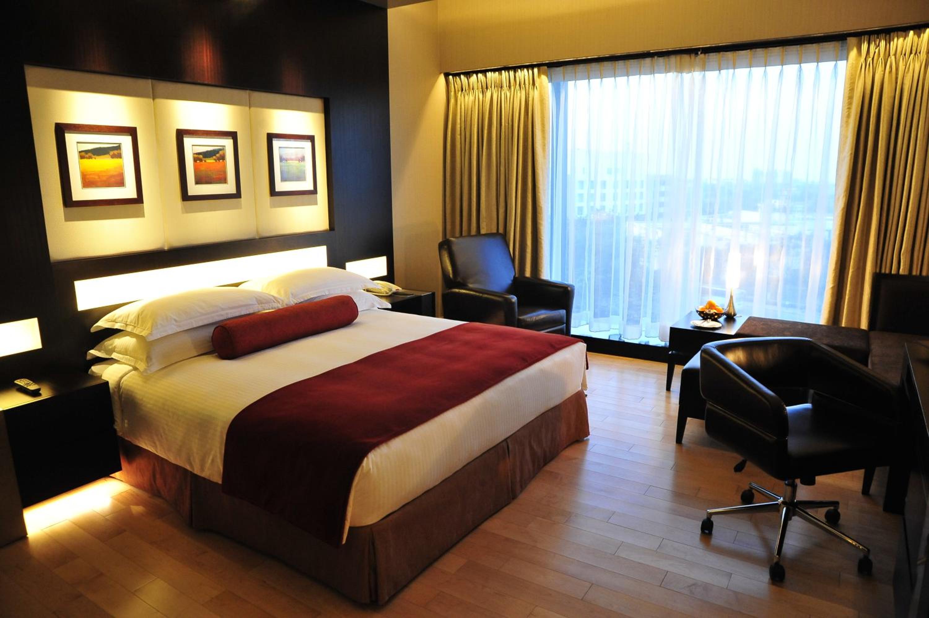 Club King Room with Lounge Access and Complimentary 3 Pieces of Laundry