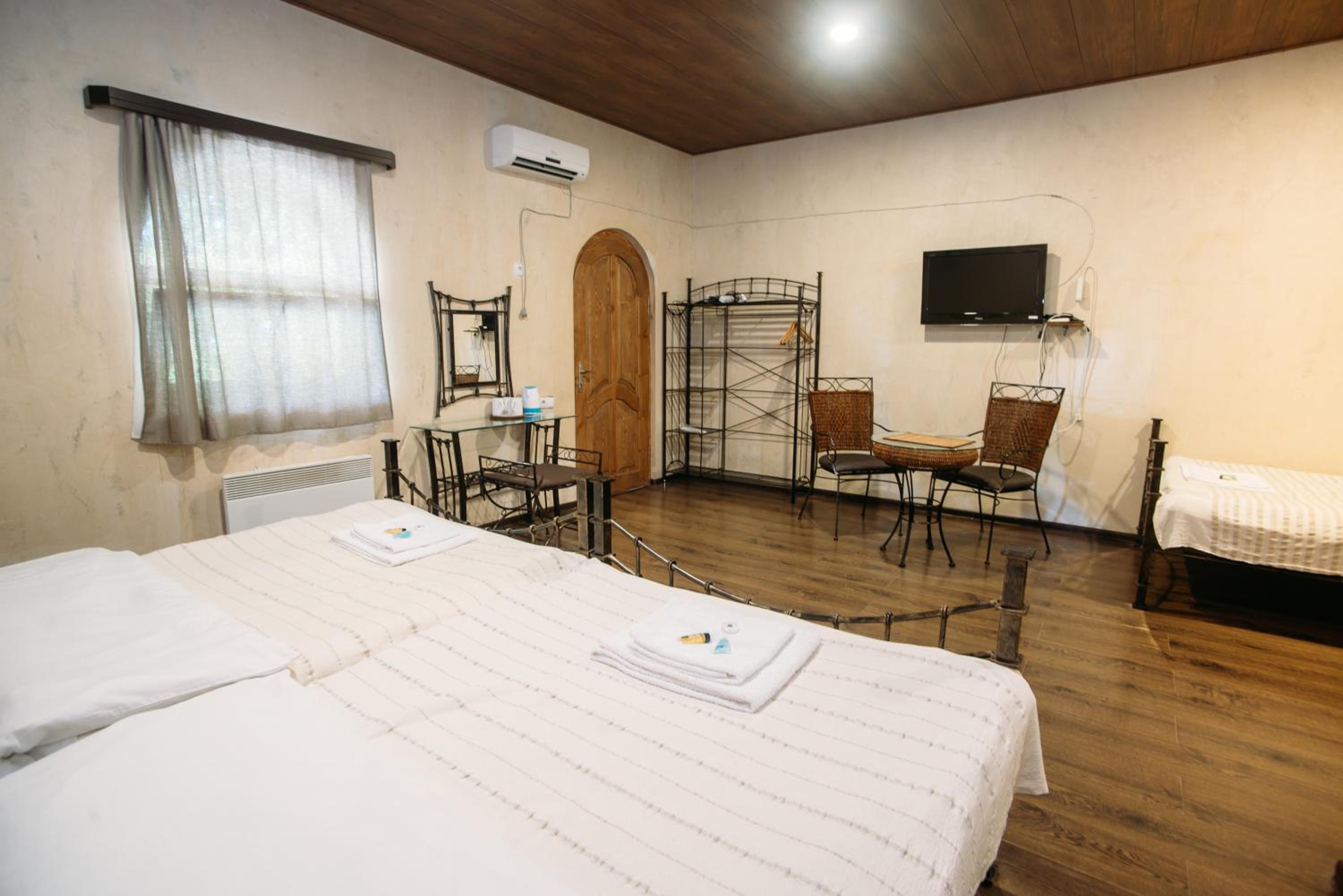 Triple Room with Balcony - Photo 5