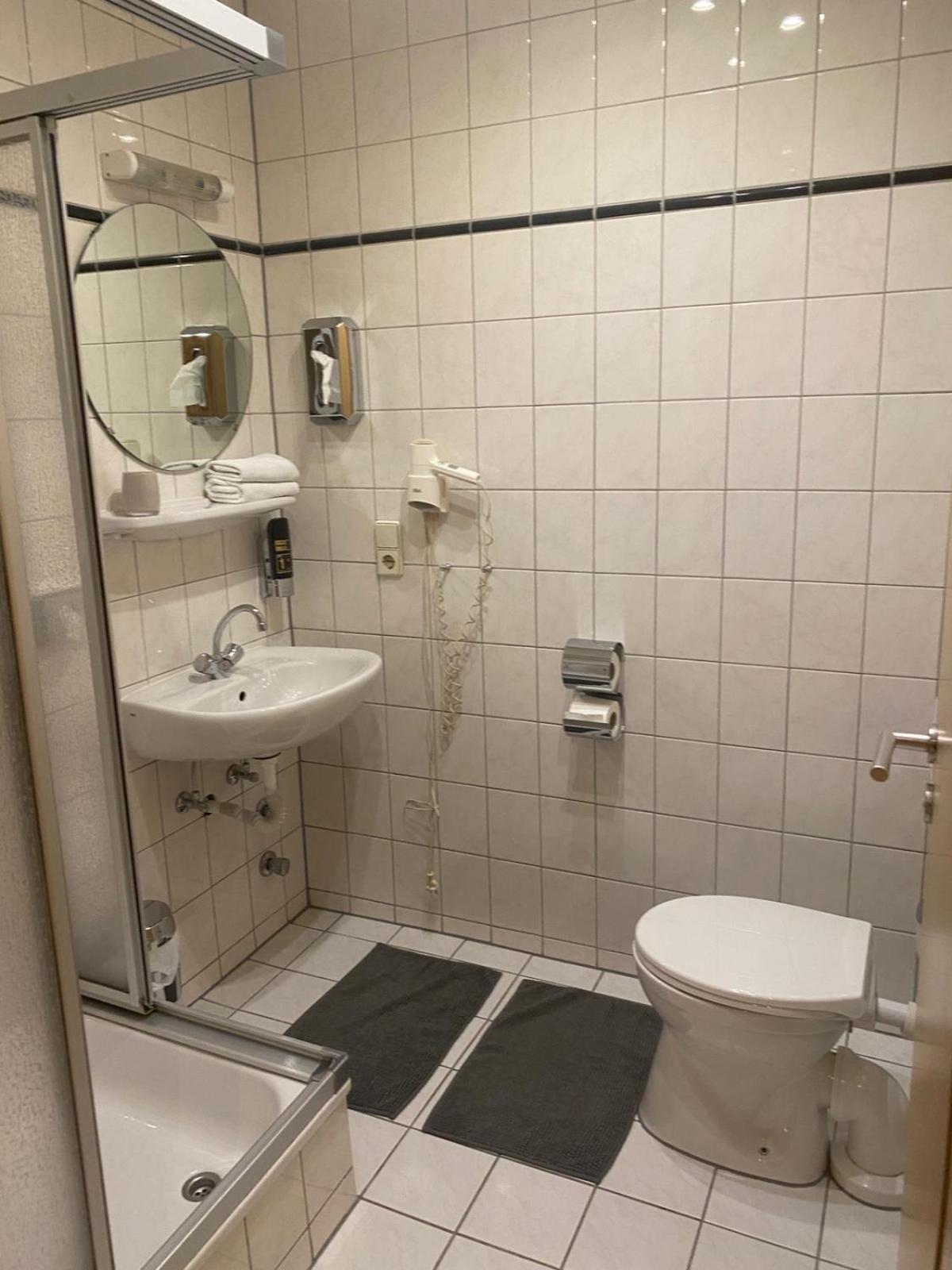 Large Double Room - Photo 5