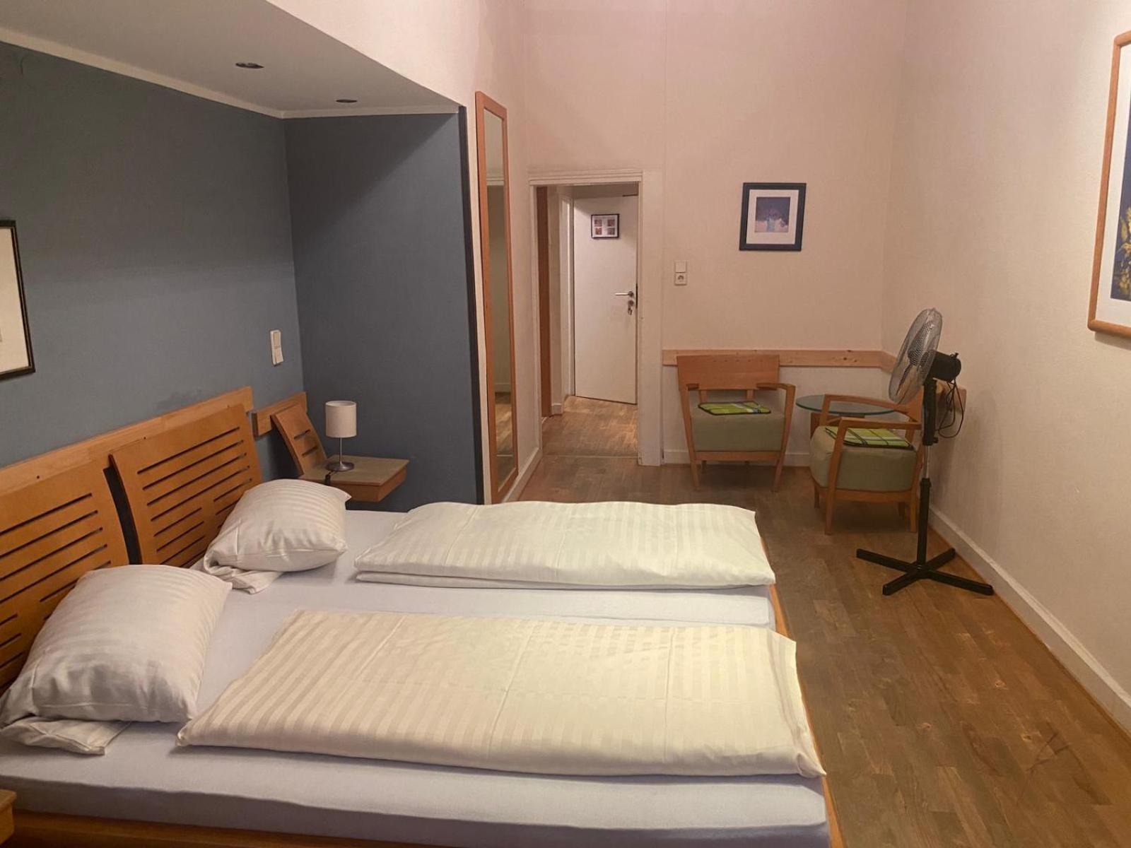 Large Double Room - Photo 3