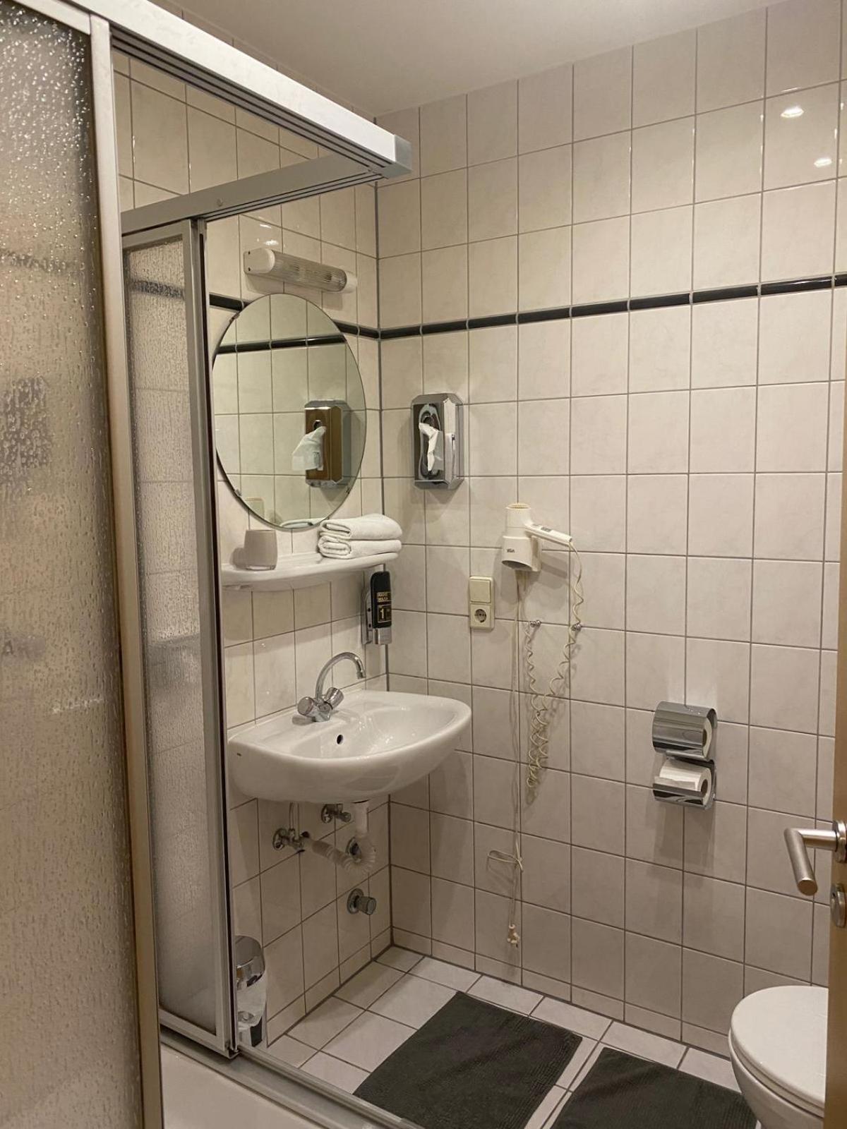 Large Double Room - Photo 2
