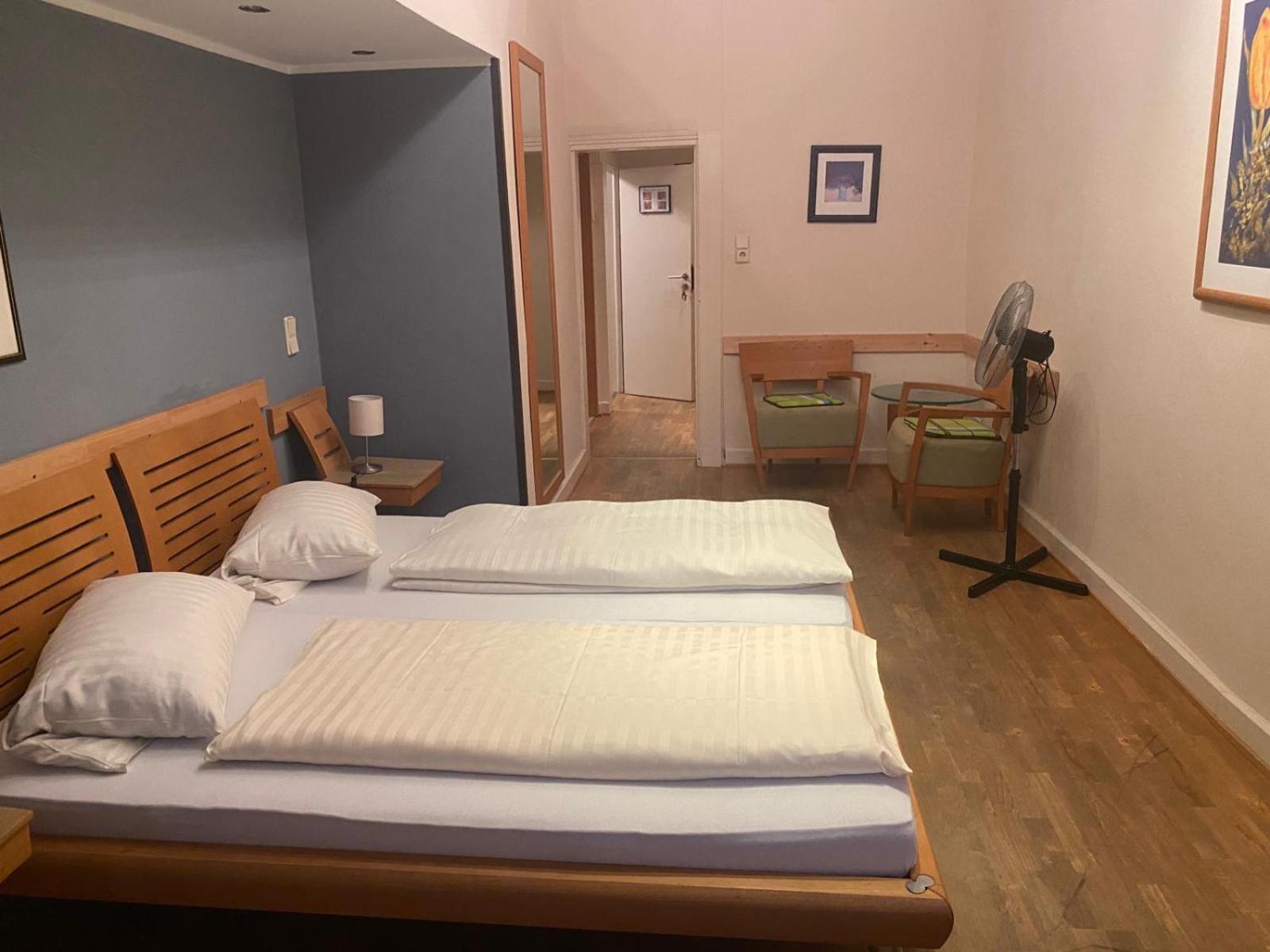 Large Double Room - Photo 1