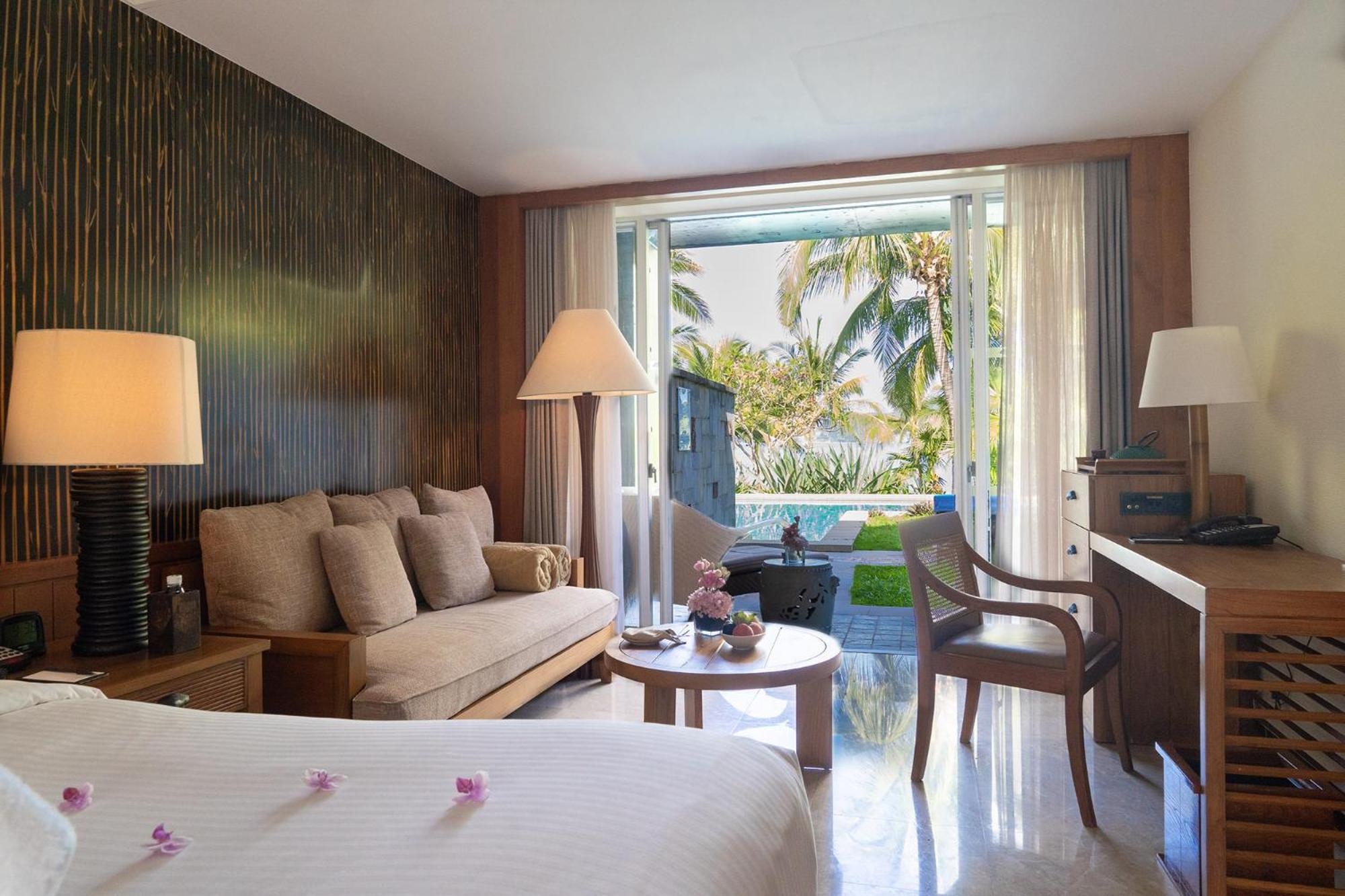 Smart Package - Pool Pavilion King Bed (Need To Make Appointment 1 Day In Advance: Limos Pick-Up Service From Sanya Phoenix Airport+30-Miniute Photo-Shooting )
