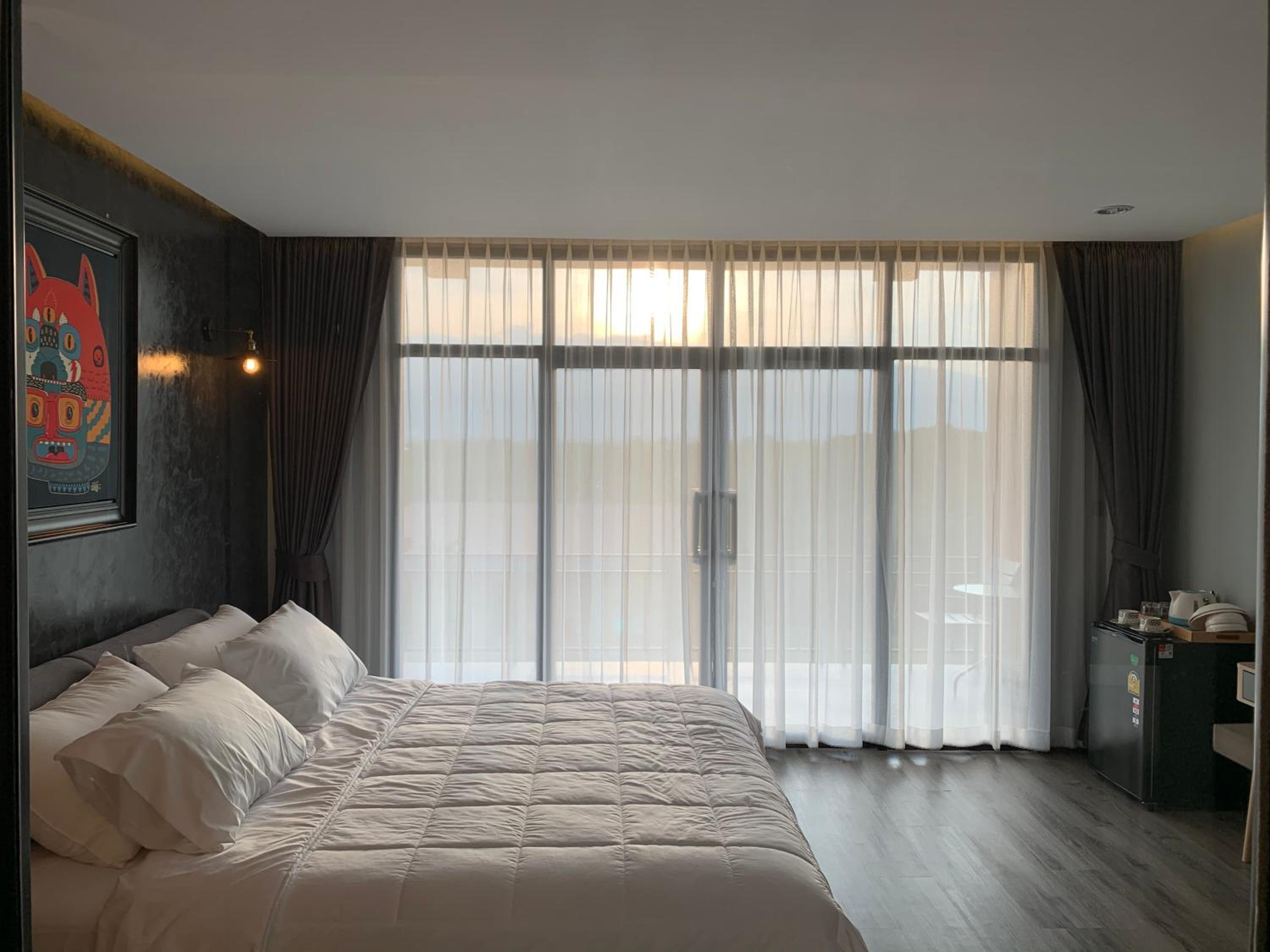Deluxe King Room - Photo 18