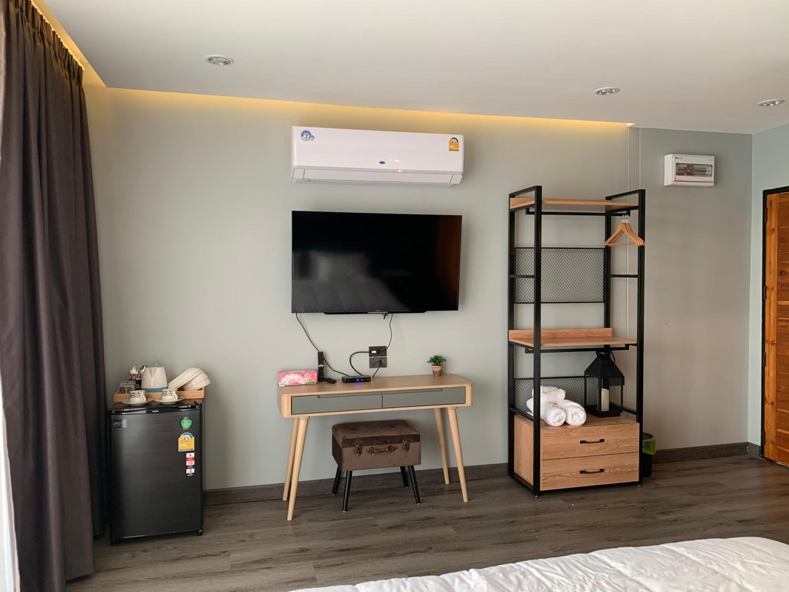 Deluxe King Room - Photo 12