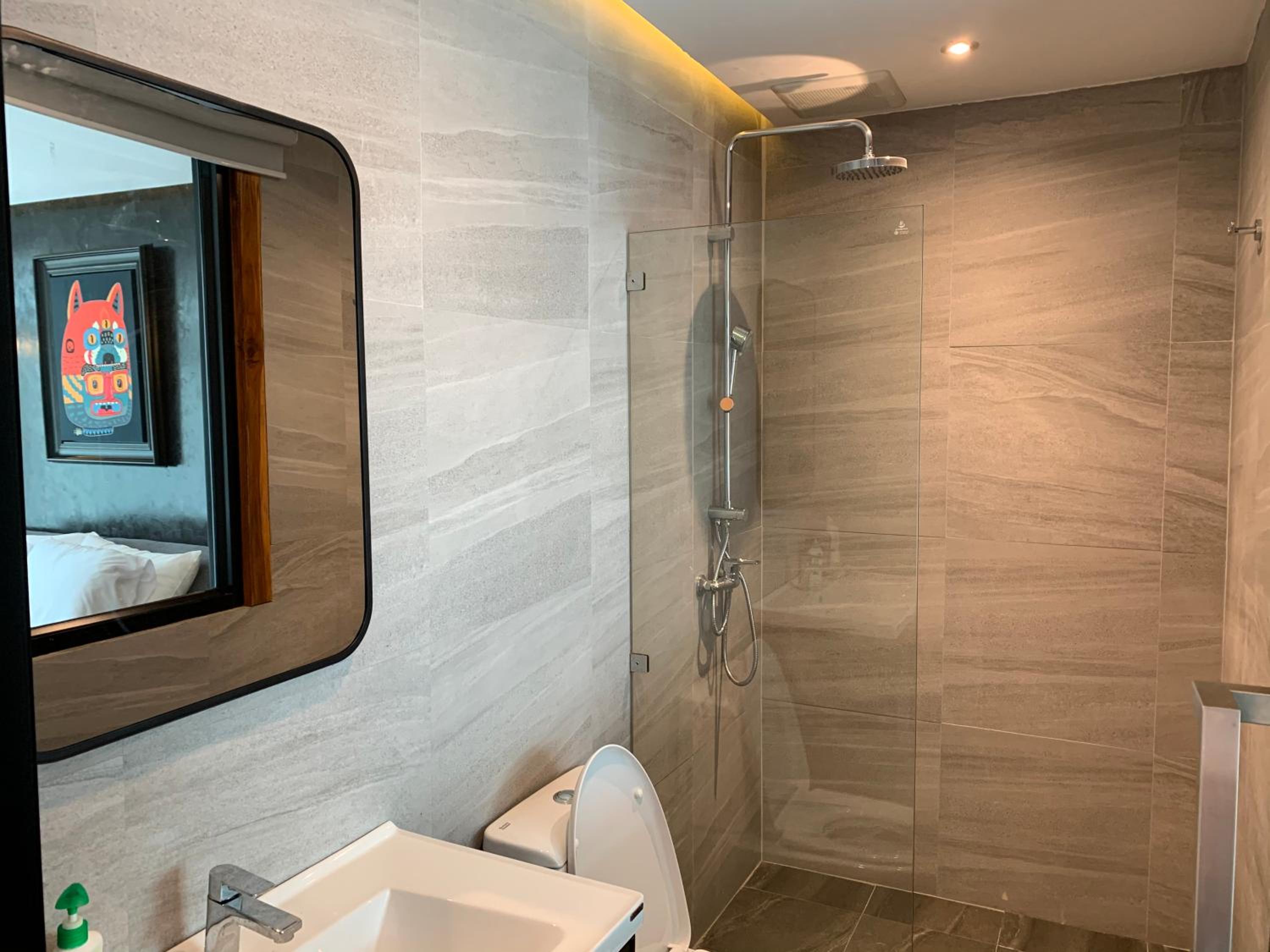 Deluxe King Room - Photo 13