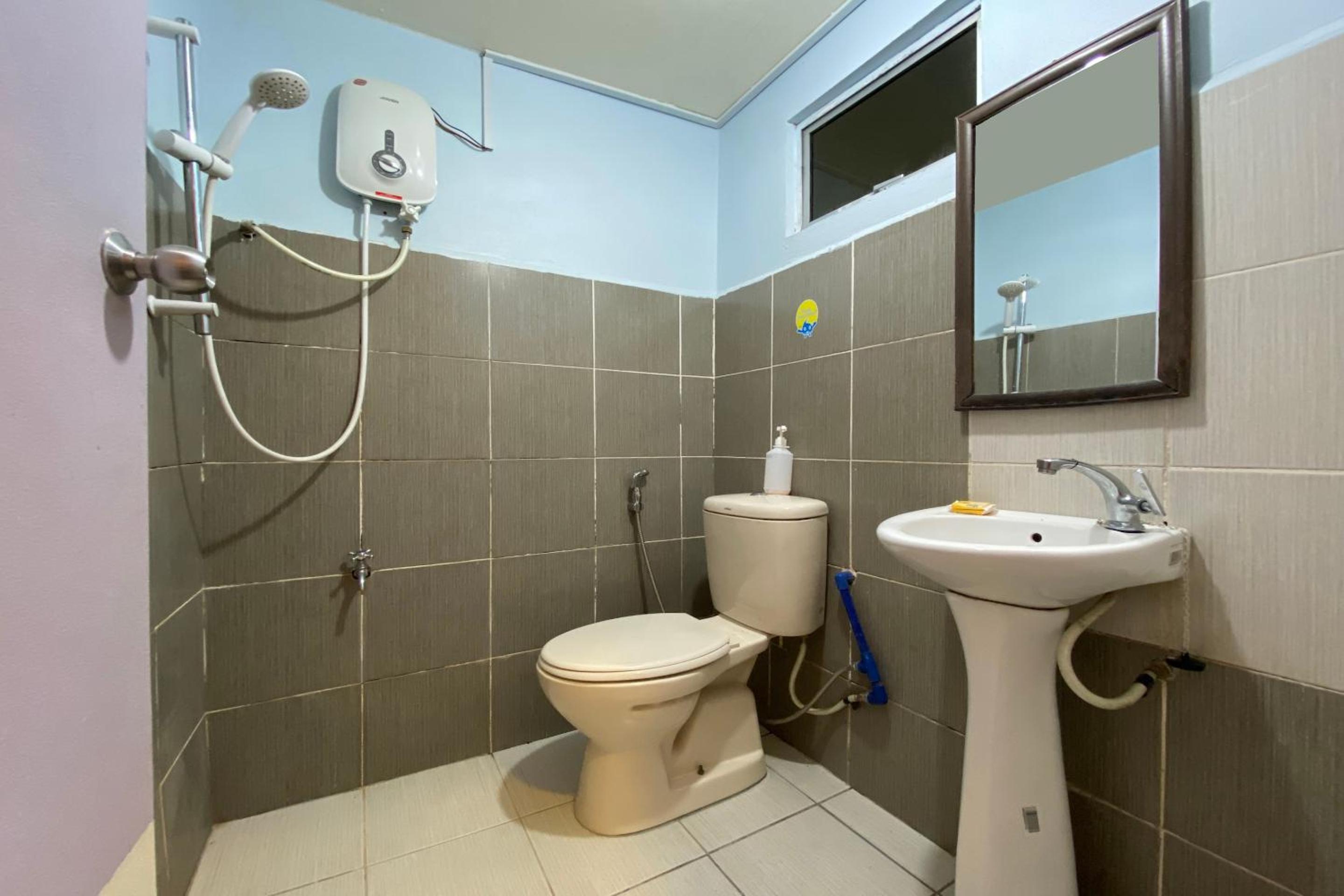 Twin Room with Private Bathroom - Photo 5
