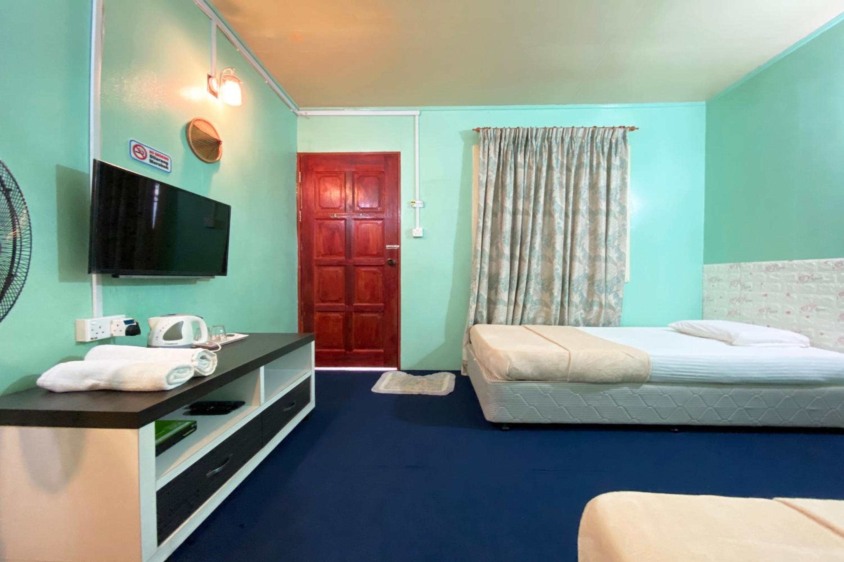 Twin Room with Private Bathroom - Photo 2