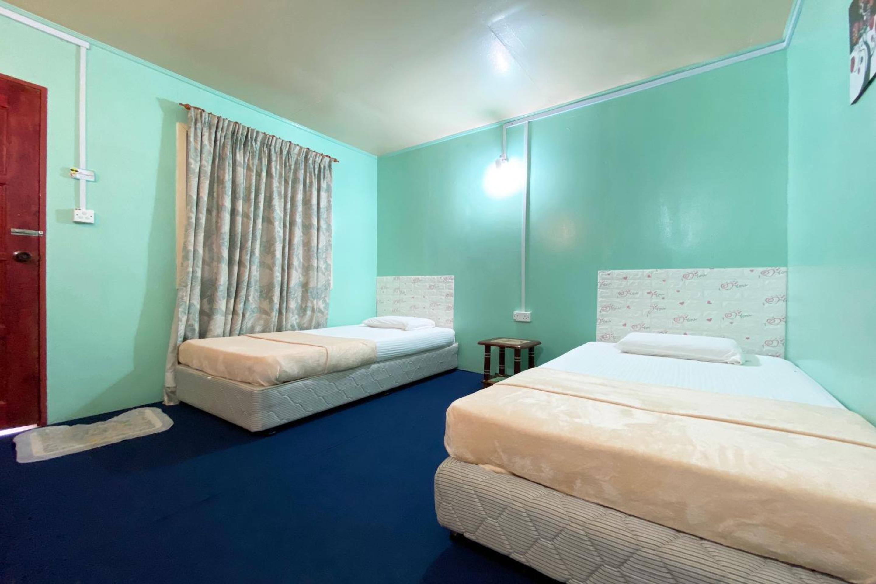 Twin Room with Private Bathroom - Photo 3