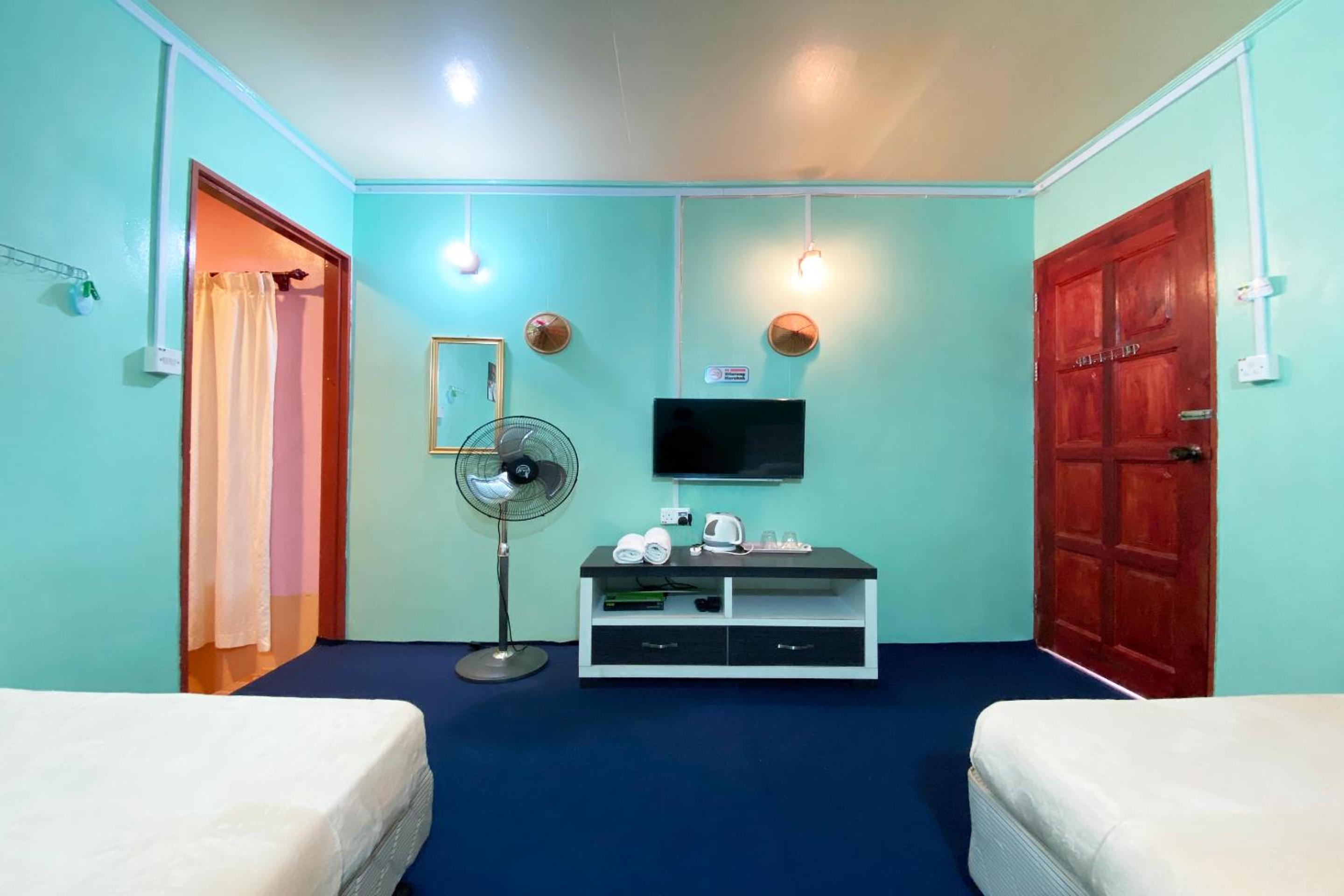 Twin Room with Private Bathroom - Photo 4