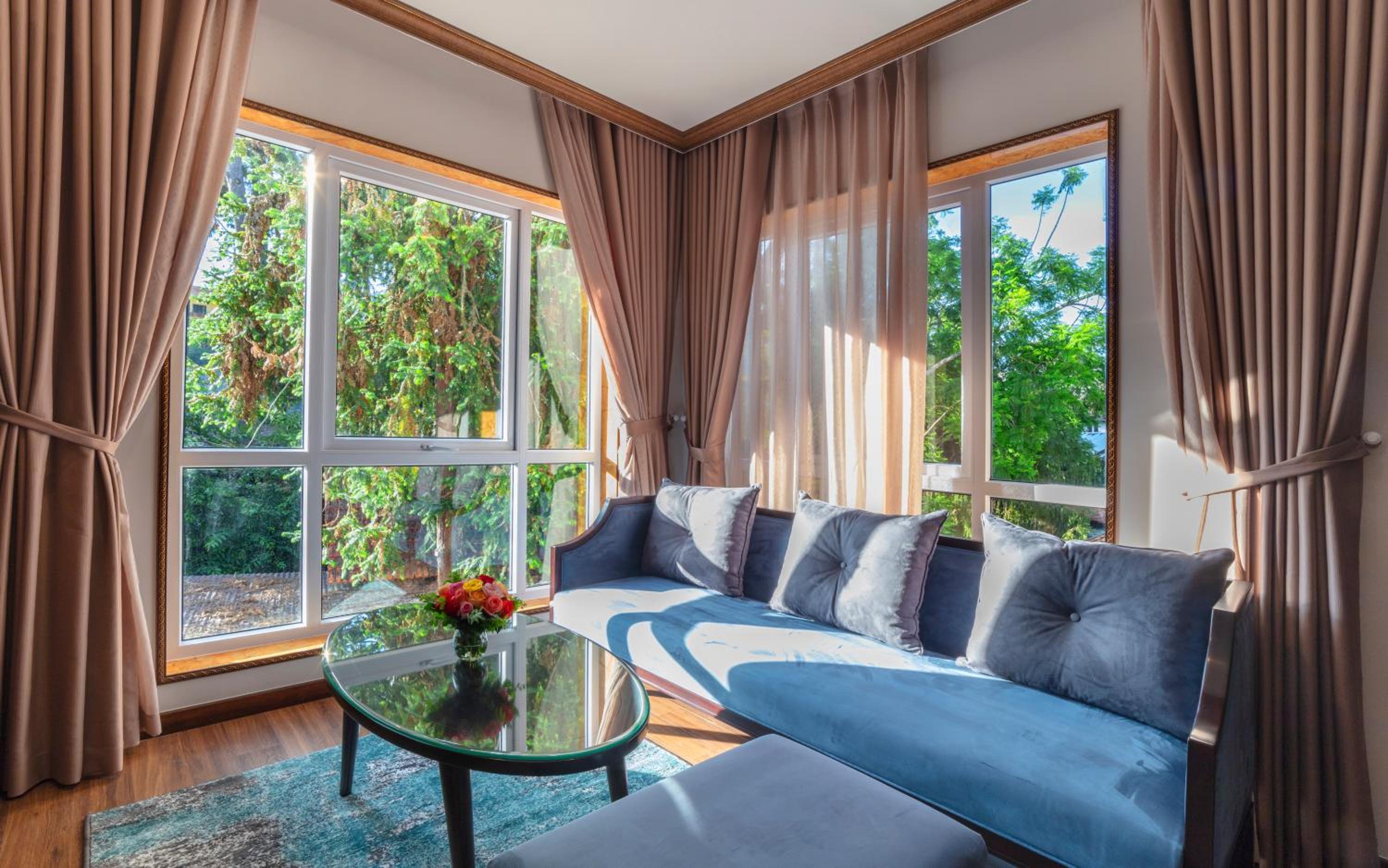 Executive Suite - Photo 2
