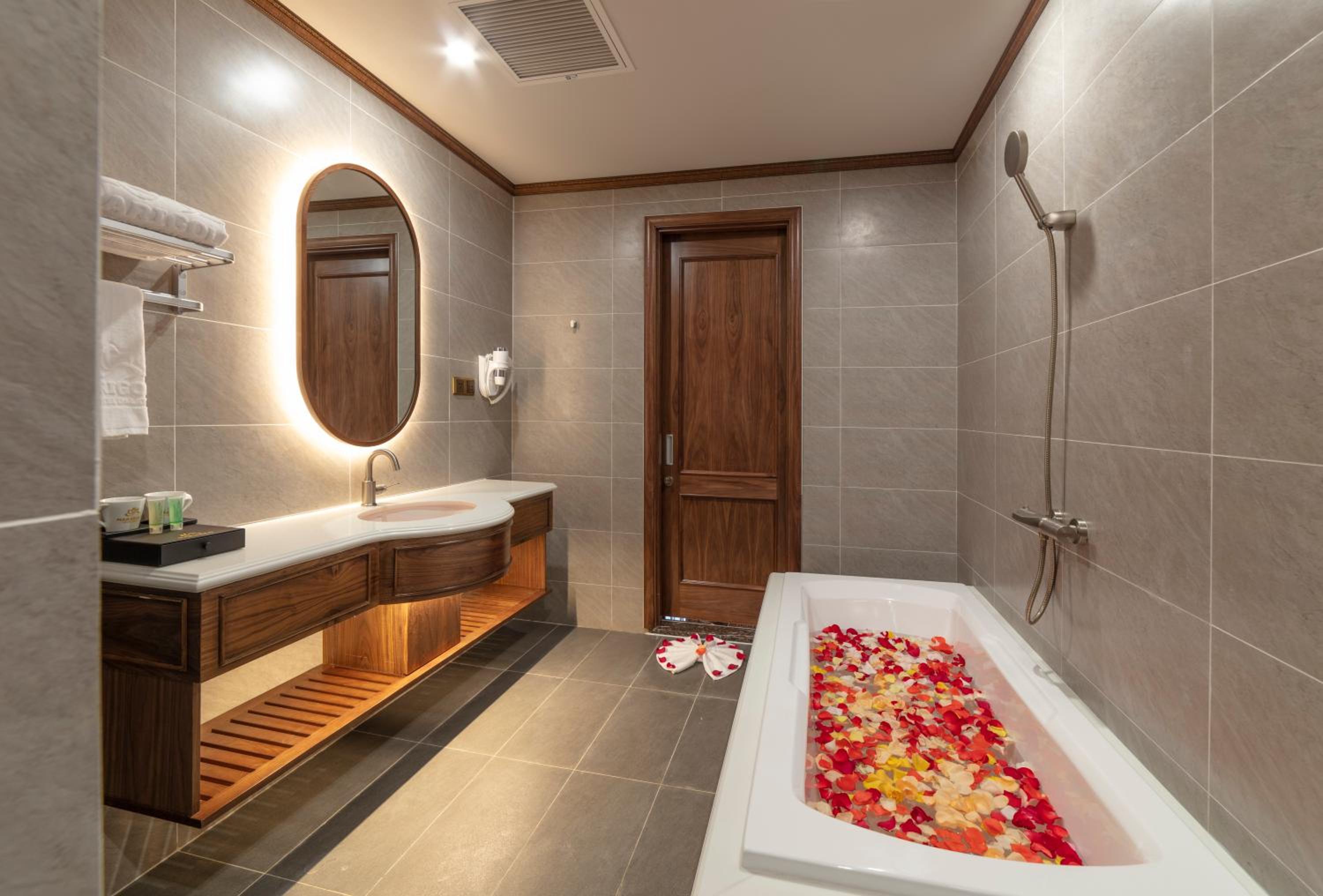 Executive Suite - Photo 4