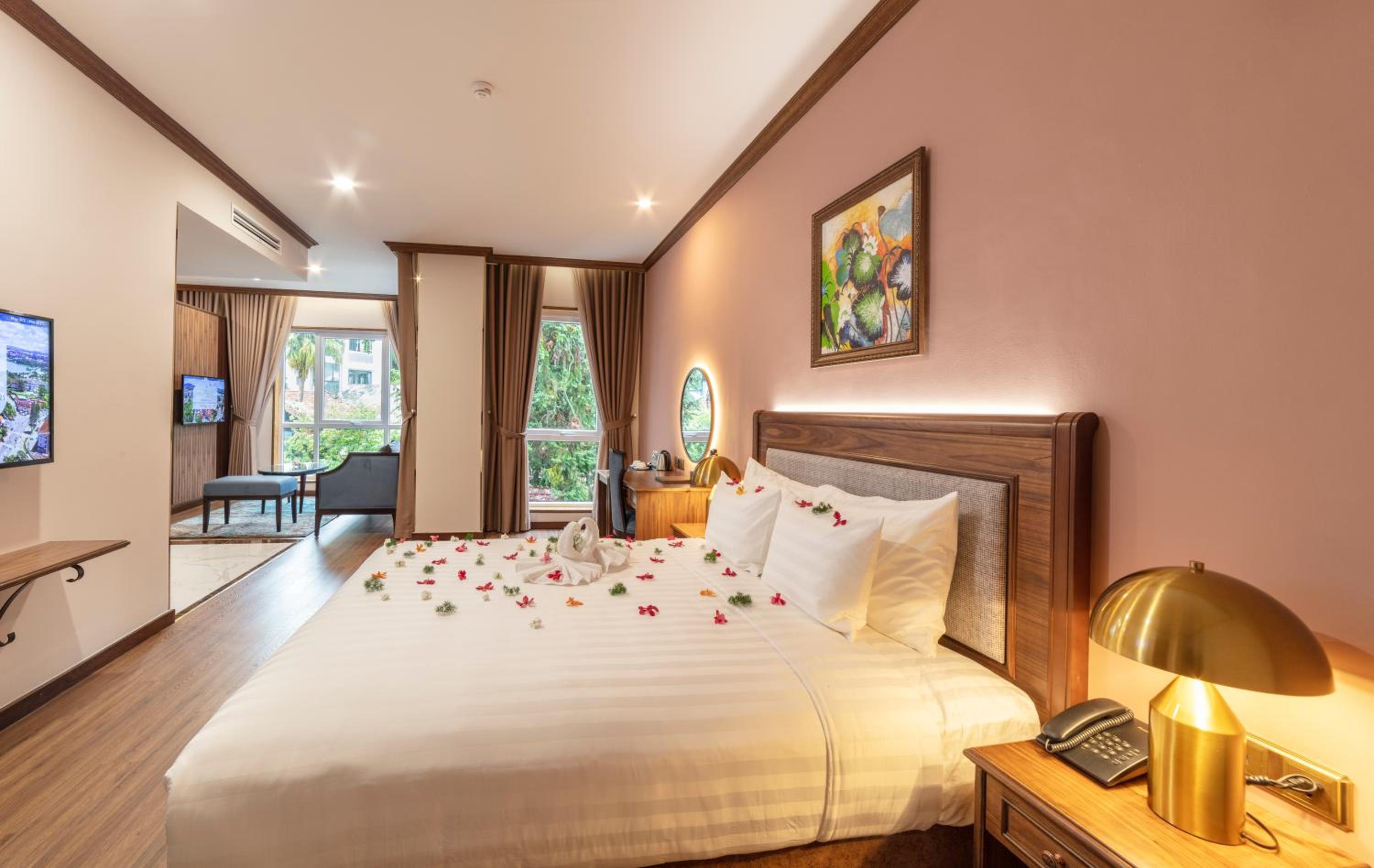 Executive Suite - Photo 8