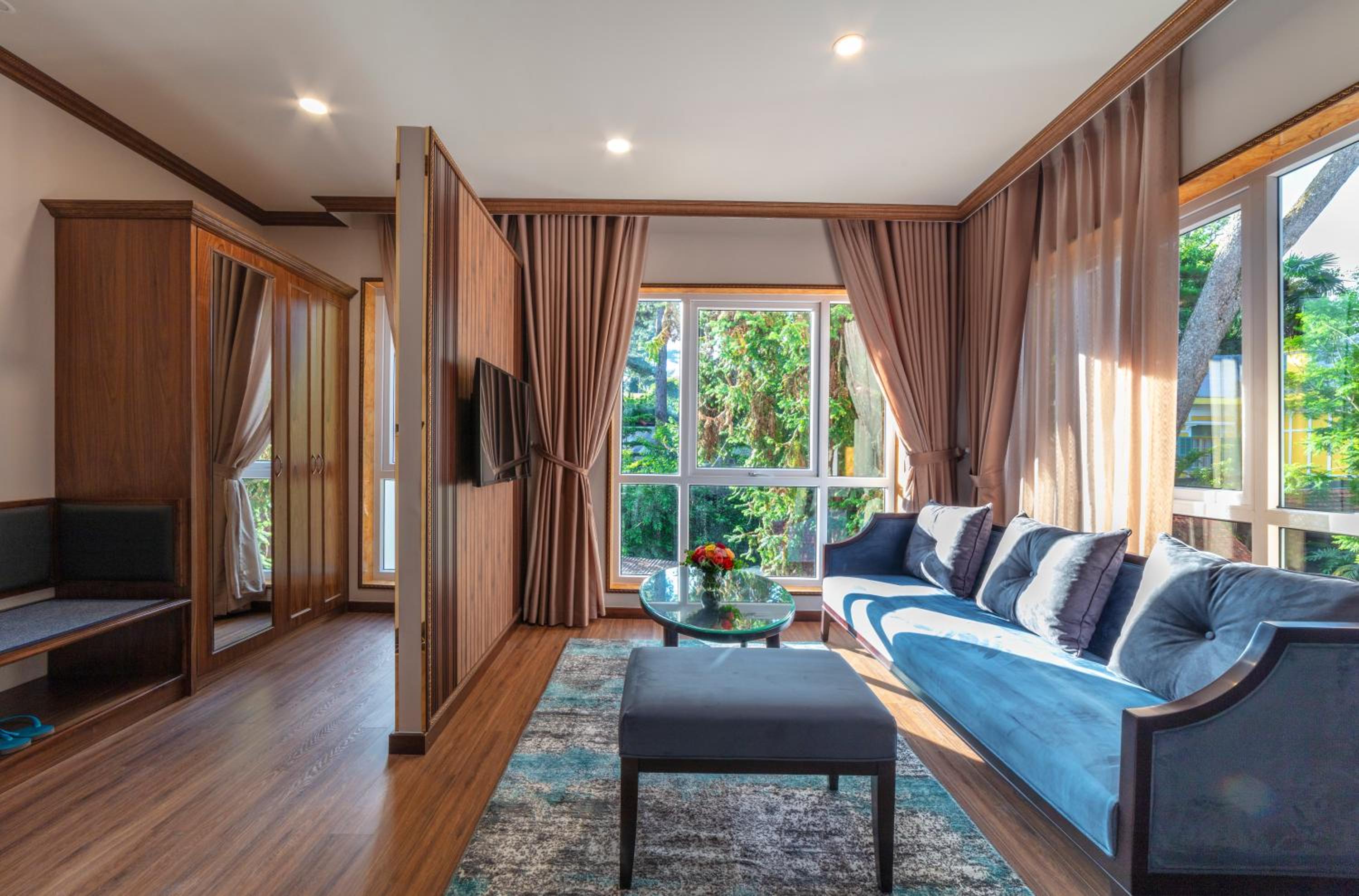 Executive Suite - Photo 6