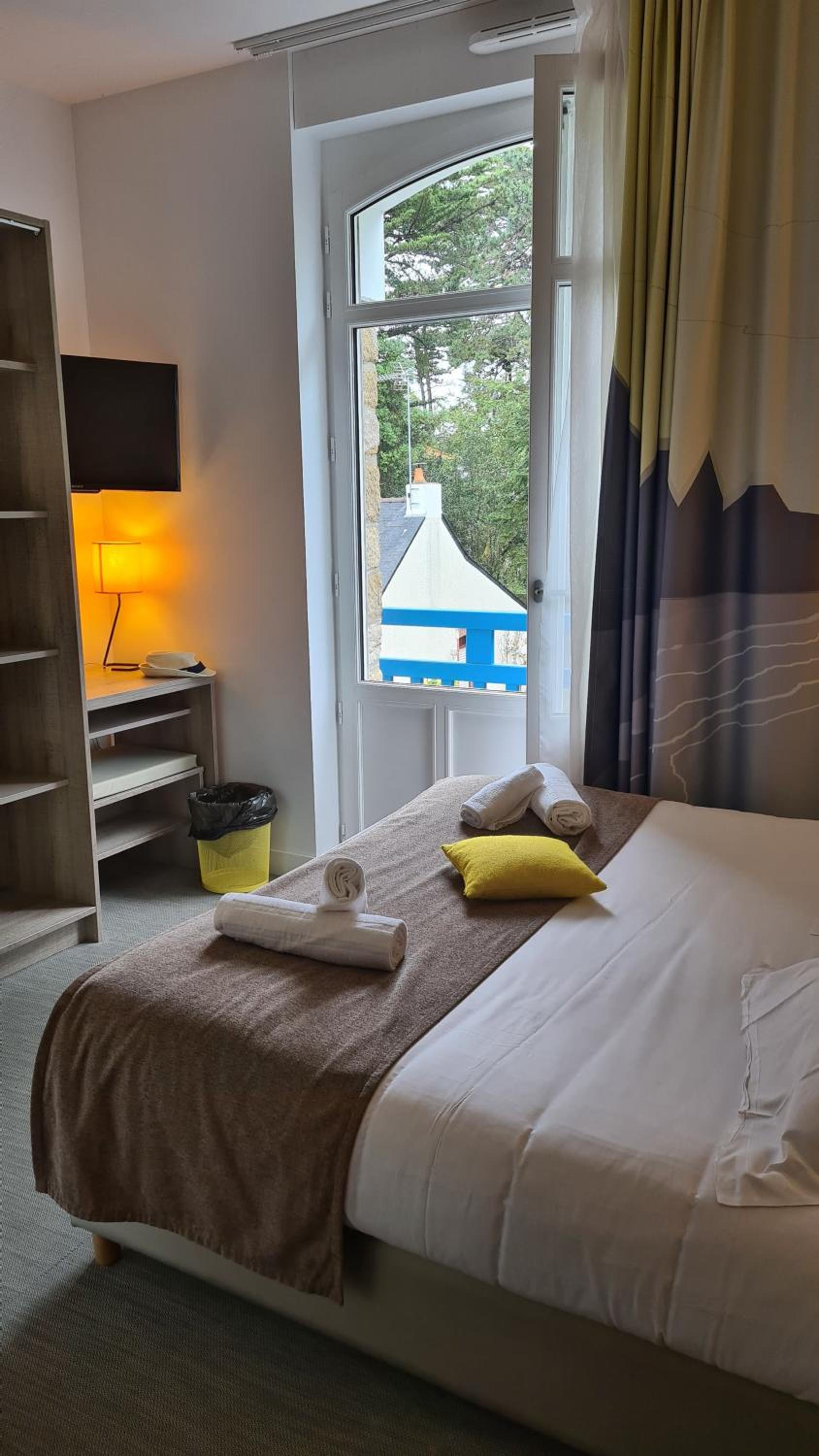 Deluxe Double Room with Balcony photo 3