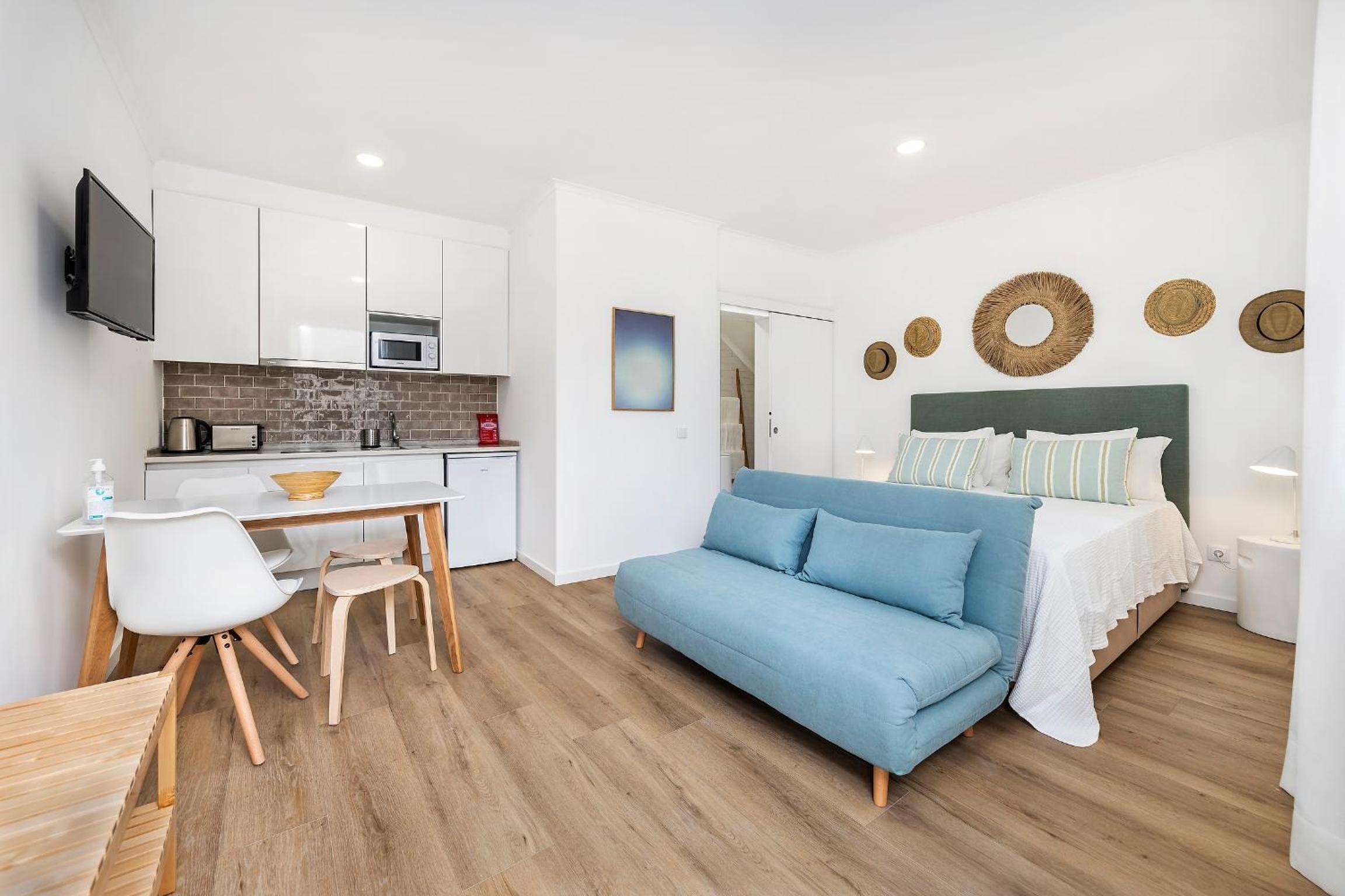 Studio Apartment - Photo 1