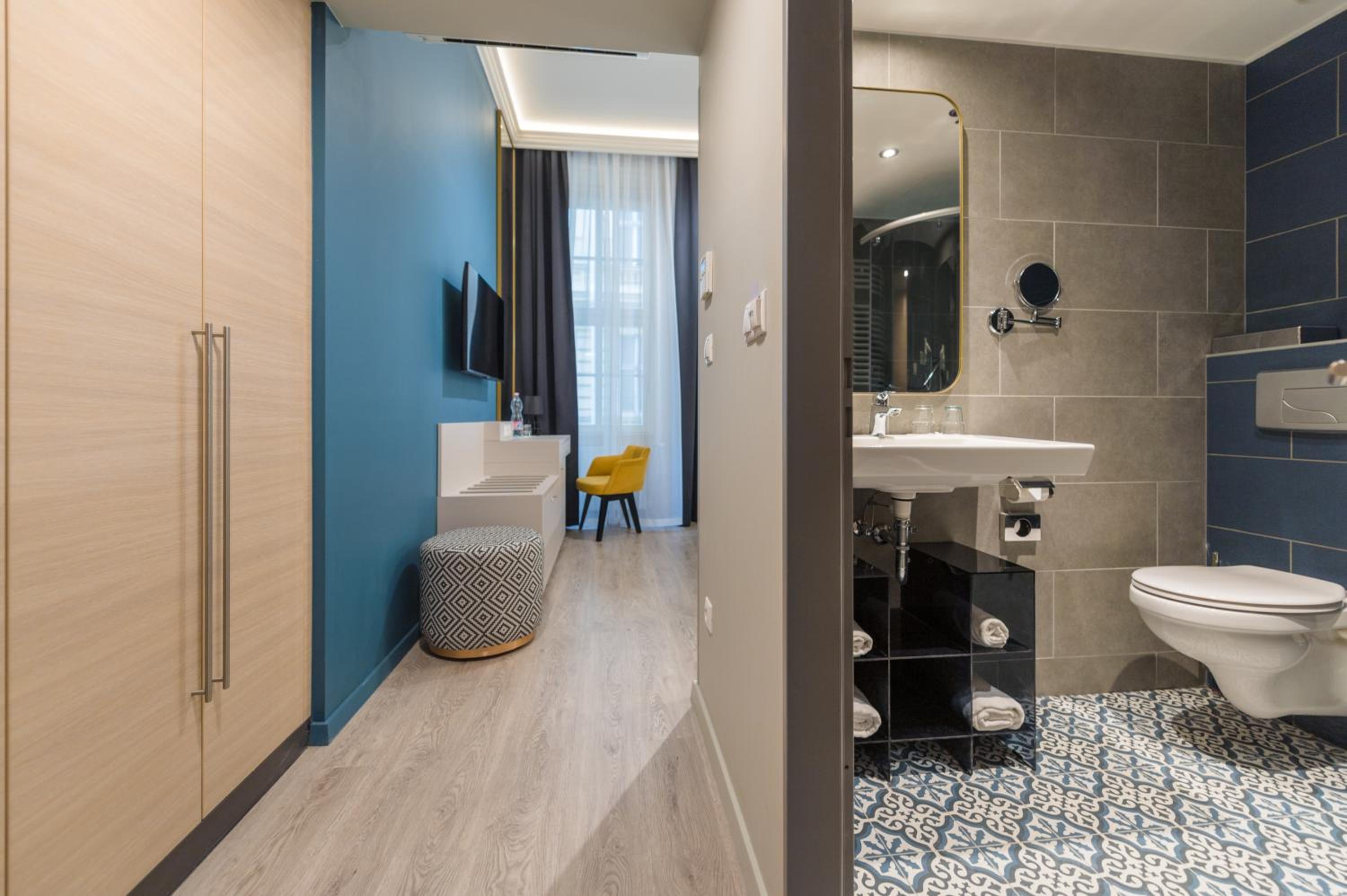 Deluxe Double or Twin Room - Photo 8